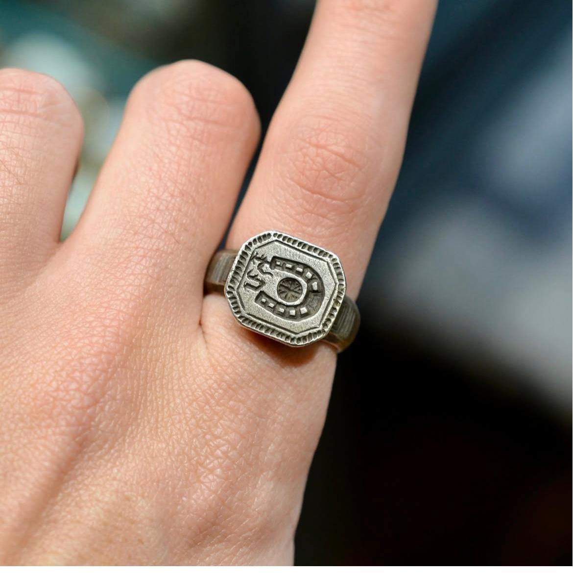 Silver Merchant's Men's Ring Seal With Symbols Of Horseshoe XV Sec. For Sale 2