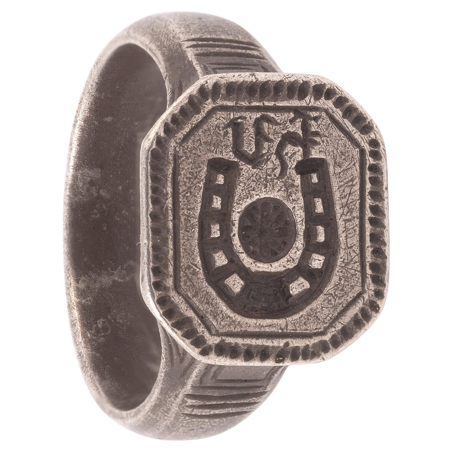 Silver Merchant's Men's Ring Seal With Symbols Of Horseshoe XV Sec. In Excellent Condition For Sale In Firenze, IT