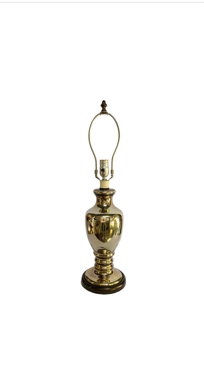 Quecksilberglas-Tischlampe in Vasenform aus dem 20. Jahrhundert. Der wunderschön patinierte, spiegelnde Glaskörper ist auf einem runden Sockel aus bonzefarbenem Metall montiert. Lampenschirm nicht enthalten. 

Höhe bis zum Endstück: 26,25 Zoll.
Höhe