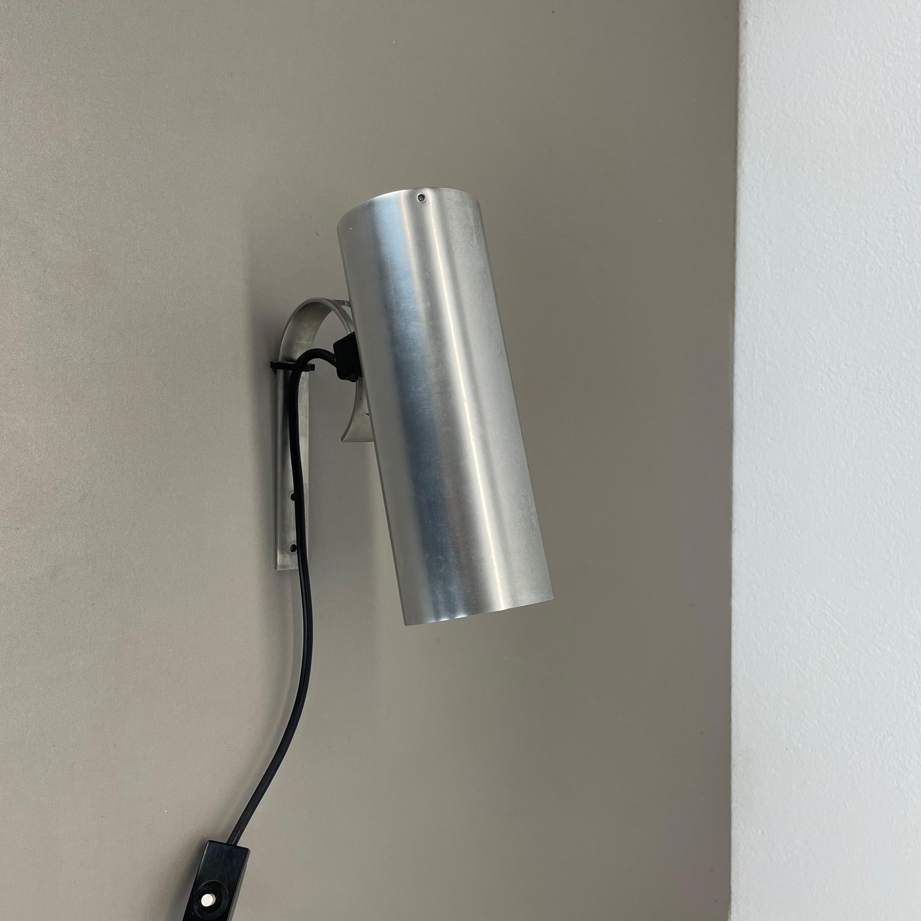 Article:

wall  light with 1 light spot


Producer:

ERCO Lighting, Germany


Design:

in style of Koch & Lowy


Origin:

Germany



Age:

1970s





Original 1970s modernist vintage wall light made of solid metal in silver tone This super rare