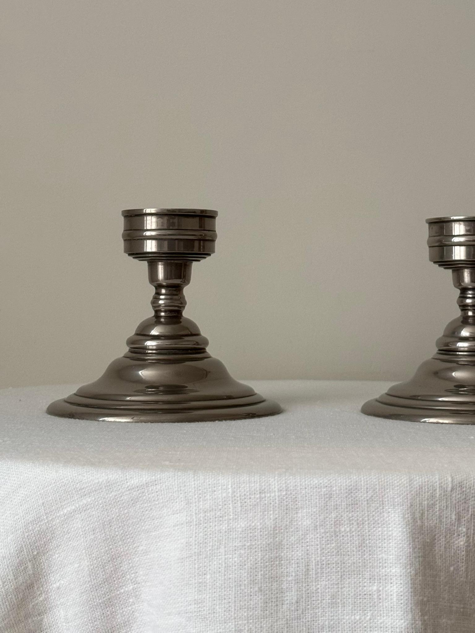Silberne Metall-Kerzenständer, ca. 1930er Jahre (Mitte des 20. Jahrhunderts) im Angebot