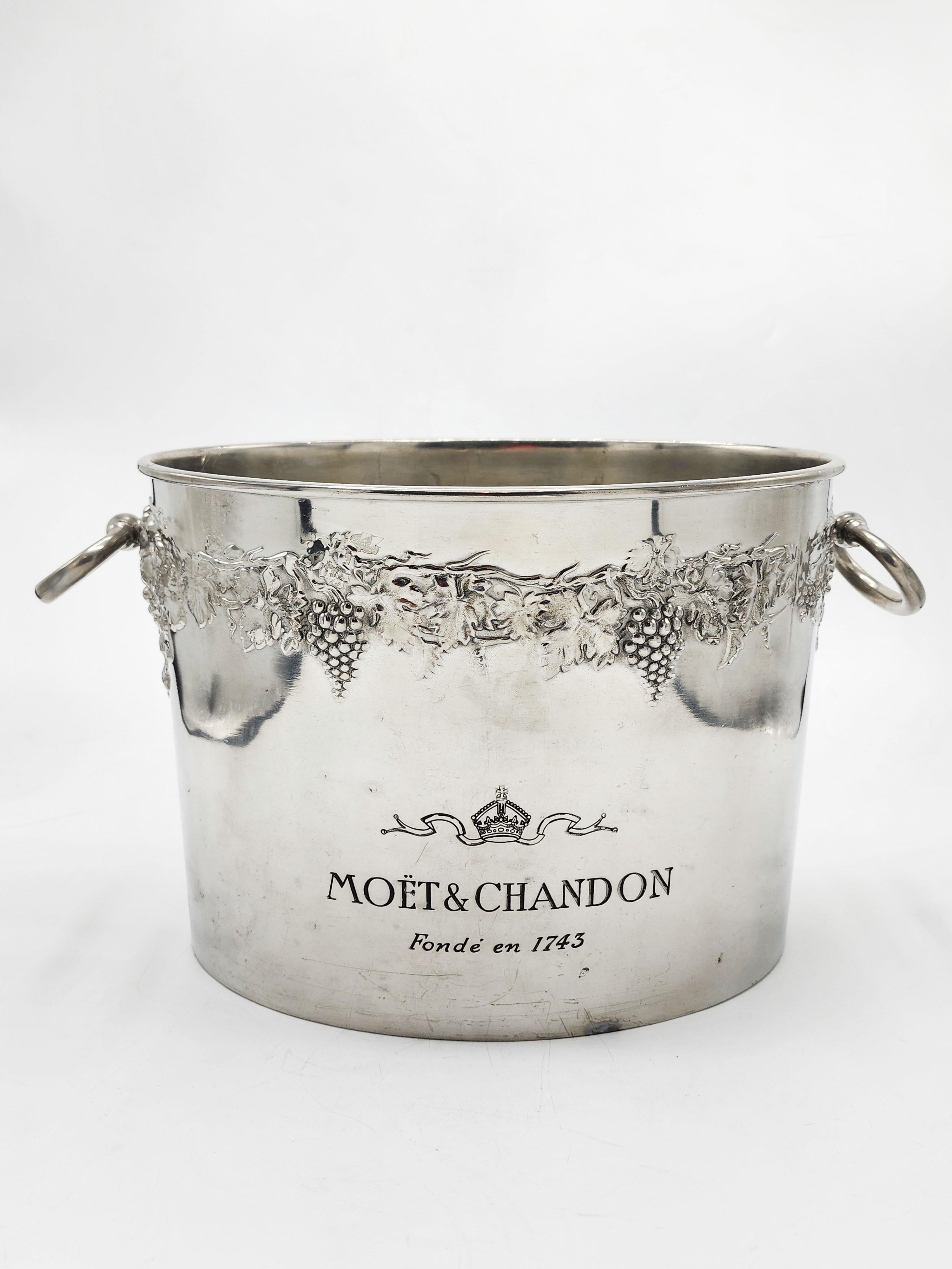 Silver metal champagne bucket by MOET & CHANDON In Good Condition For Sale In Autonomous City Buenos Aires, CABA
