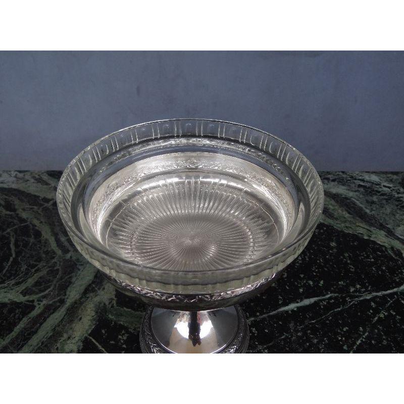 1900 Silver metal cup and engraved glass, diameter 20 cm and height 20 cm.

Additional information:
Material: silver plated.