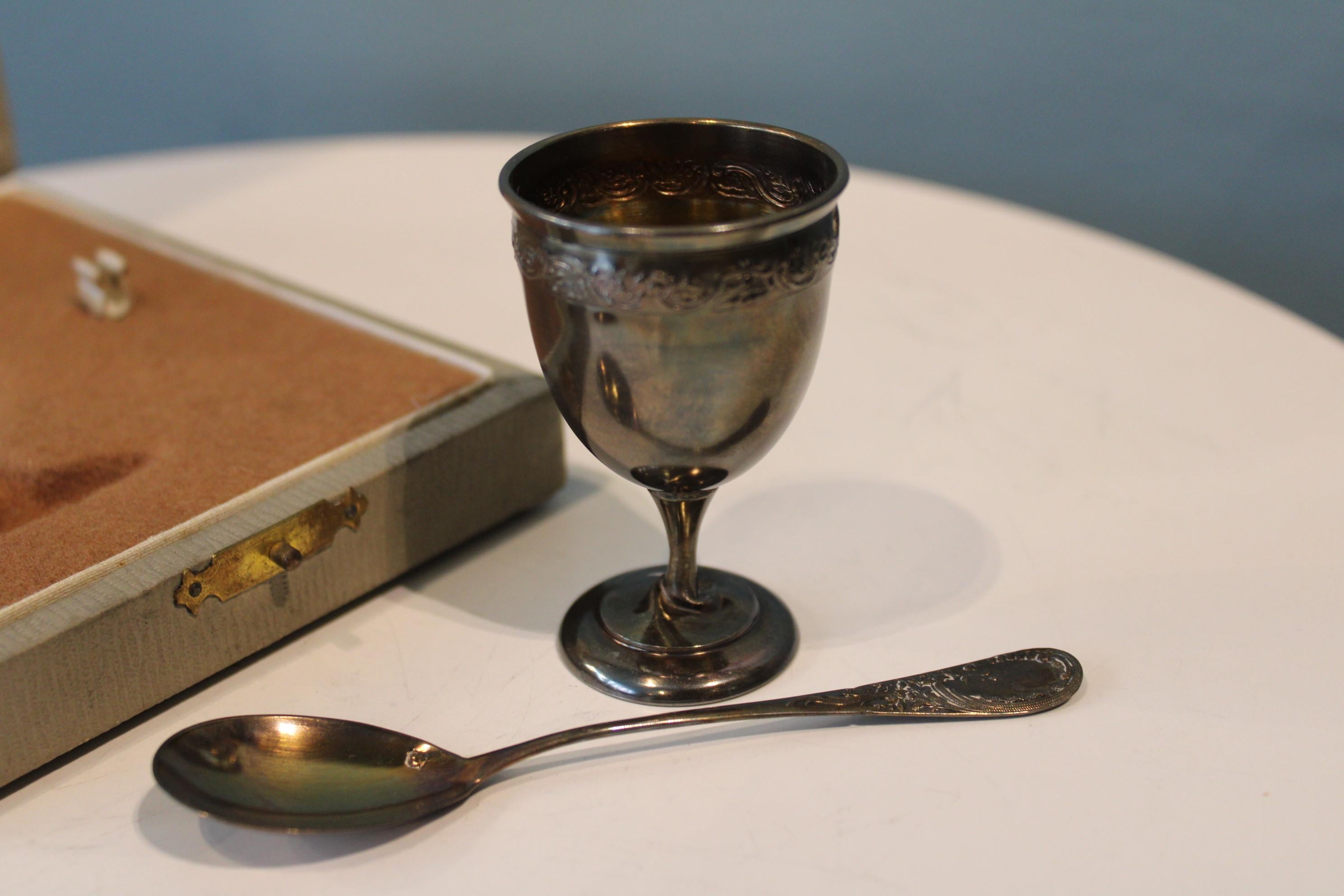 Silver metal egg cup and spoon In Fair Condition For Sale In Paris, FR