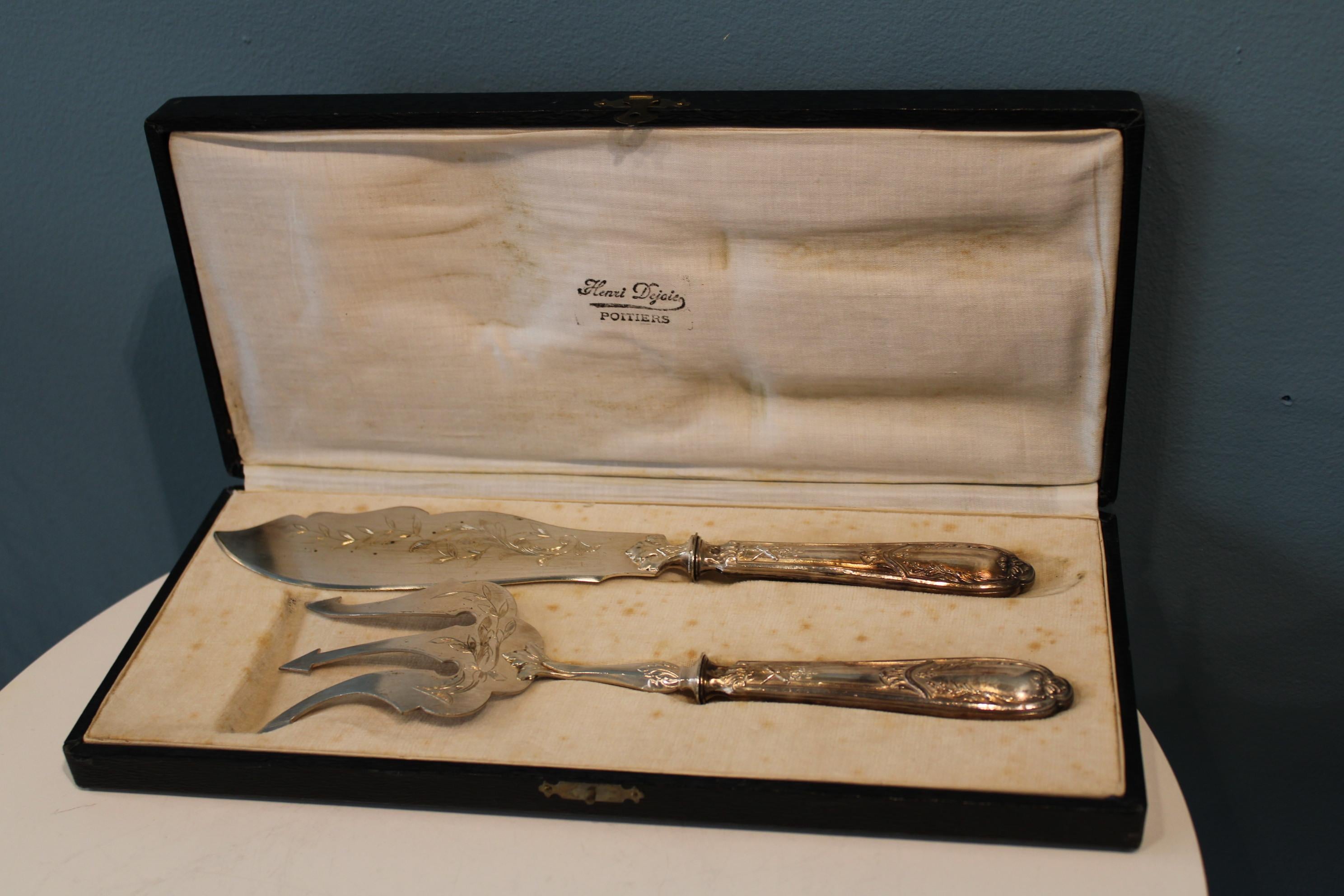 Silver metal fish cutlery in their box For Sale 4