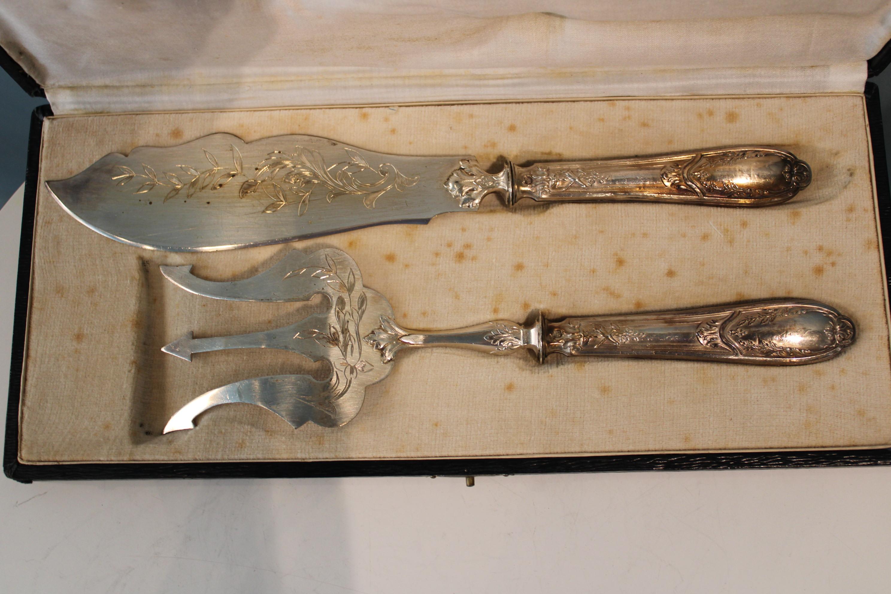 Silver metal fish cutlery in their box For Sale 6