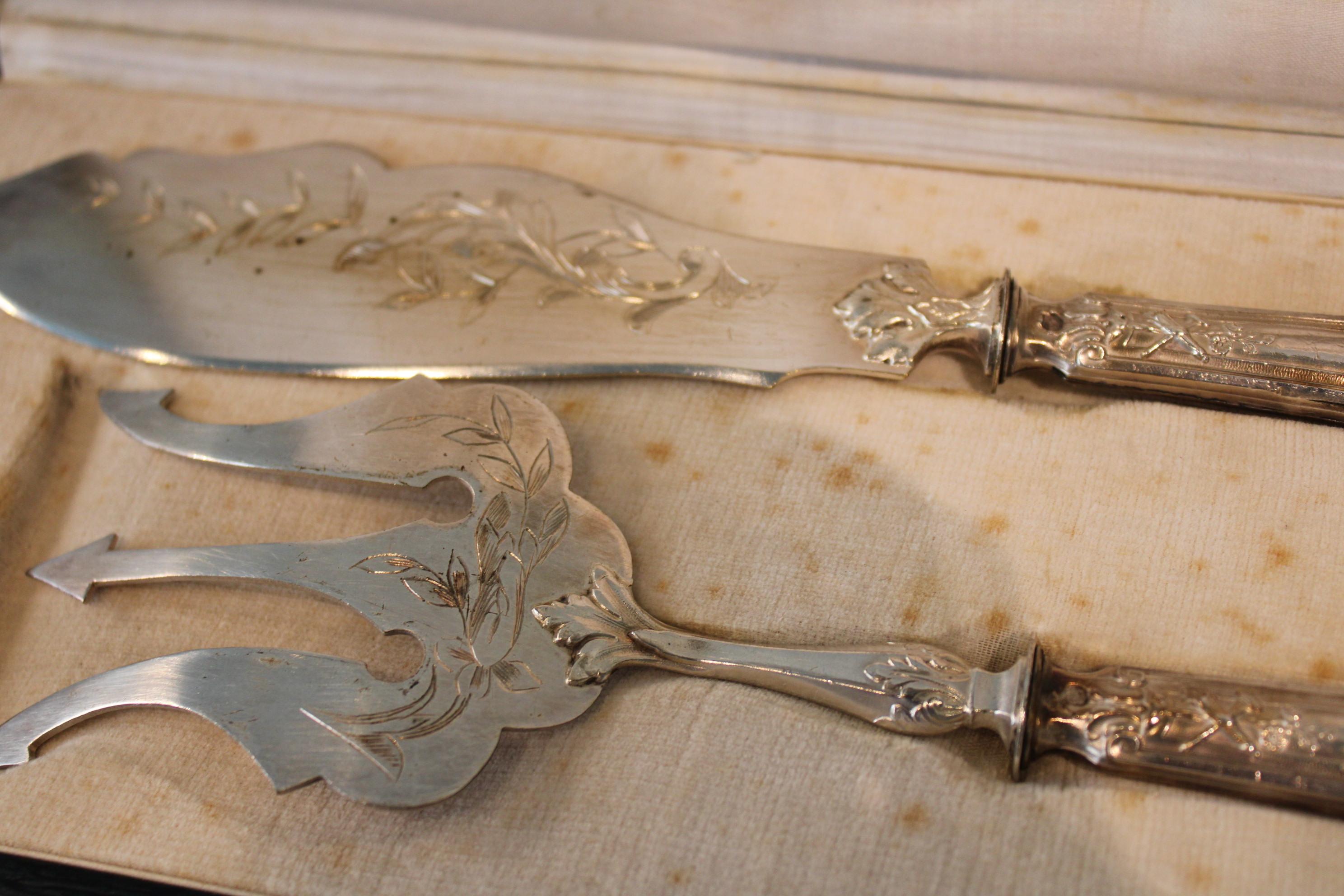 Silver metal fish cutlery

Knife dimension : H 29 cm
Fork dimension : H 26 cm
Box dimensions : 33 x 15 x 4 cm