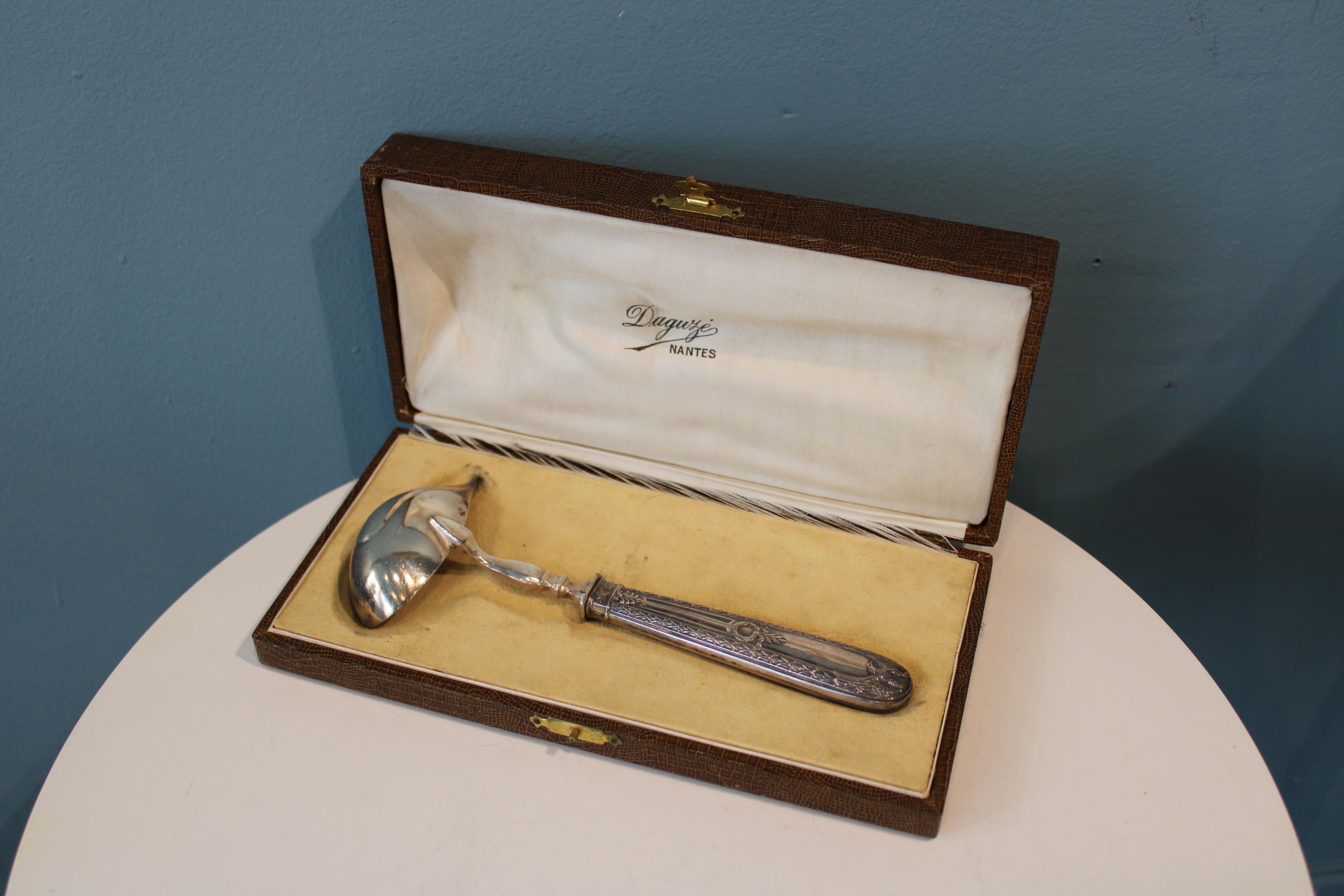 Silver metal gravy spoon in her box For Sale 7