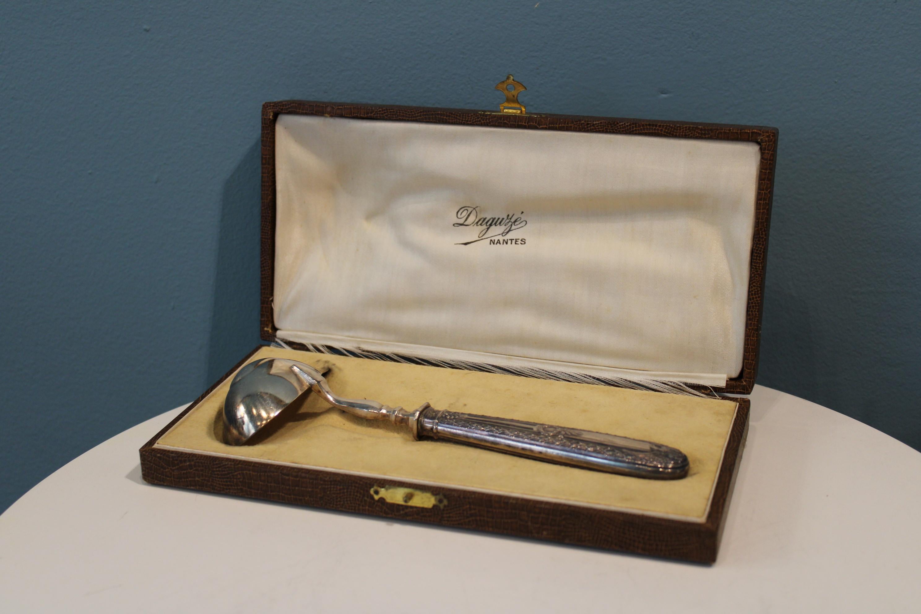 Silver metal gravy spoon in her box

Spoon dimensions : 20 x 8.5 x 3.5 cm
Box dimensions : 24 x 12 x 4.5 cm