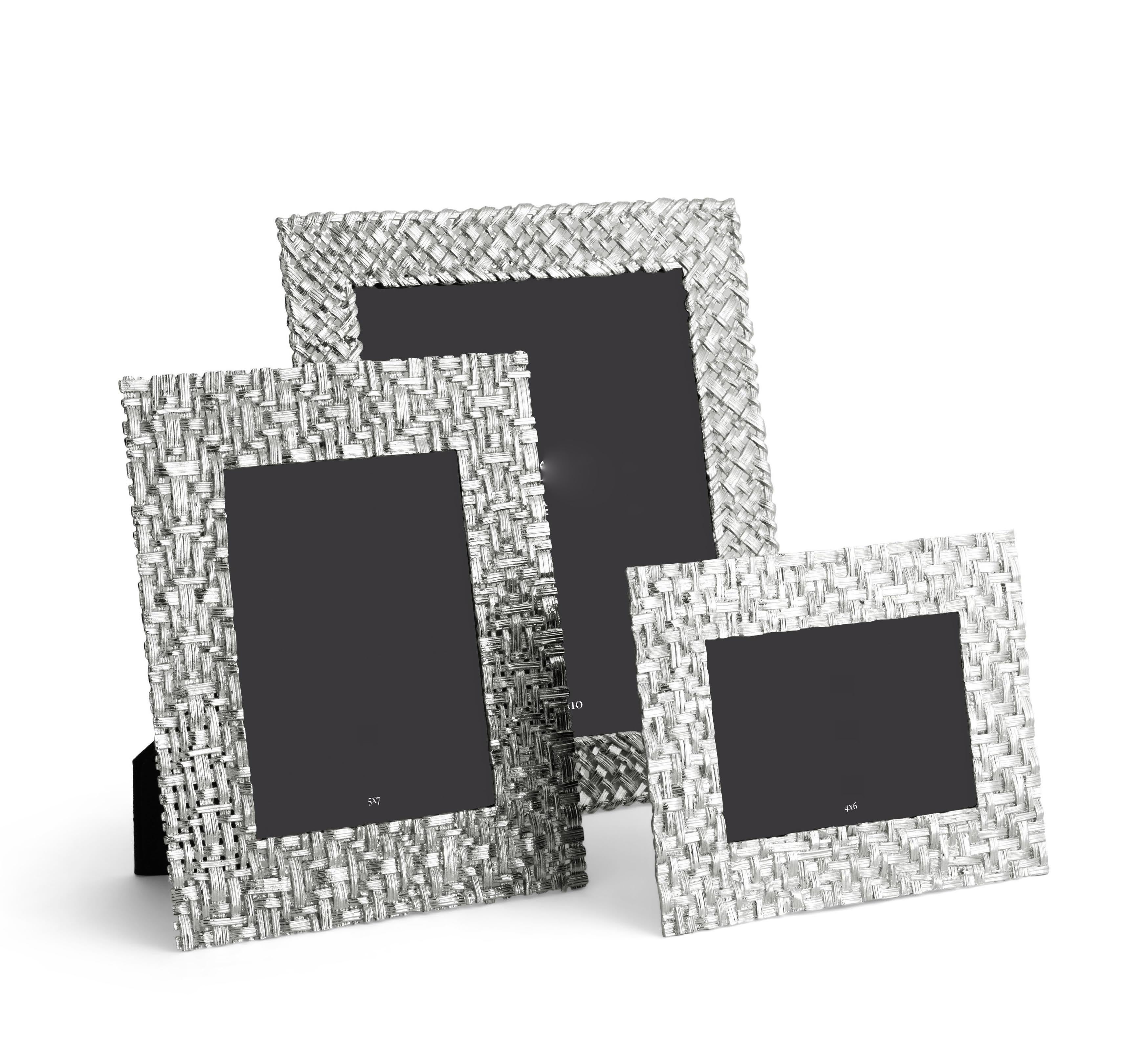 Marco de fotos de hoja de palma de metal plateado, modelo pequeño.

Presume de tus fotos favoritas en este marco de fotos estilo palmera, con un distintivo motivo de hojas de palmera tejidas. Fabricado en metal plateado de alta calidad, será un