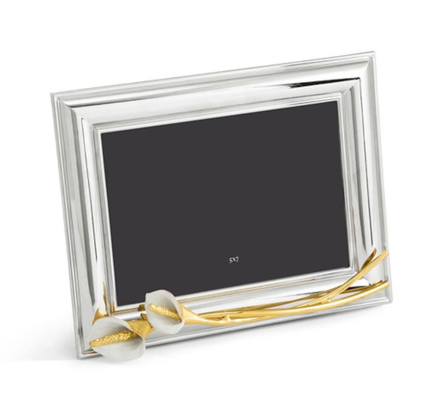 Fotorahmen aus silbernem Metall mit Calla-Lilien-Dekor aus goldenem Metall und weißer Emaille, mittelgroßes Modell.

Präsentieren Sie Ihre wertvollen Fotos in diesem exquisiten Fotorahmen, der aus einer luxuriösen Mischung aus silber- und