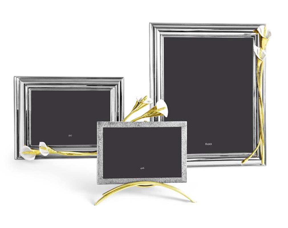 Fotorahmen aus Silber und Metall mit Dekorationen aus Goldmetall und weißer Emaille. (Moderne) im Angebot