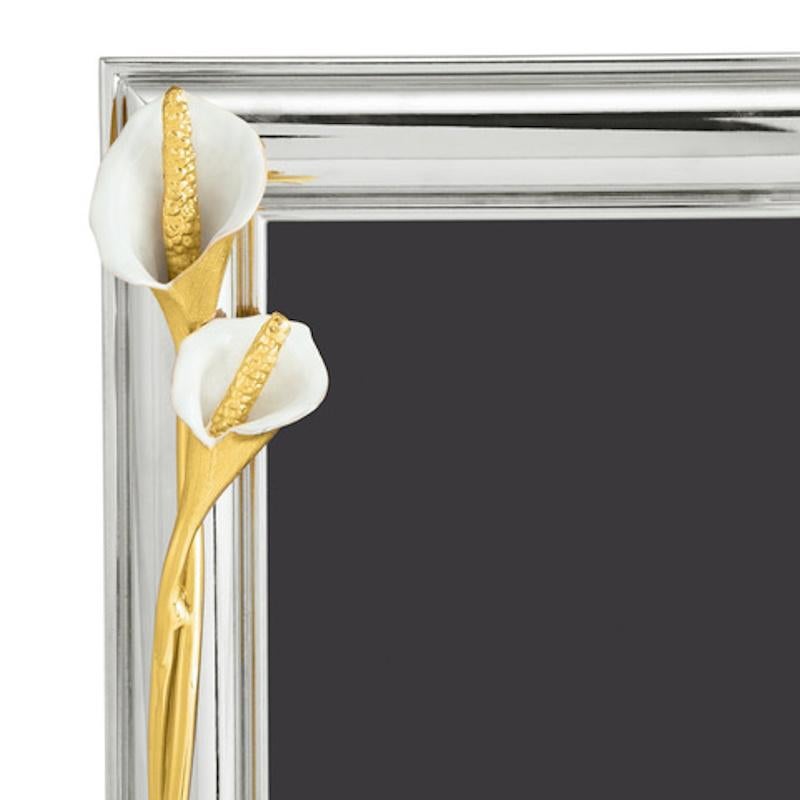 Fotorahmen aus Silber und Metall mit Dekorationen aus Goldmetall und weißer Emaille. (Französisch) im Angebot