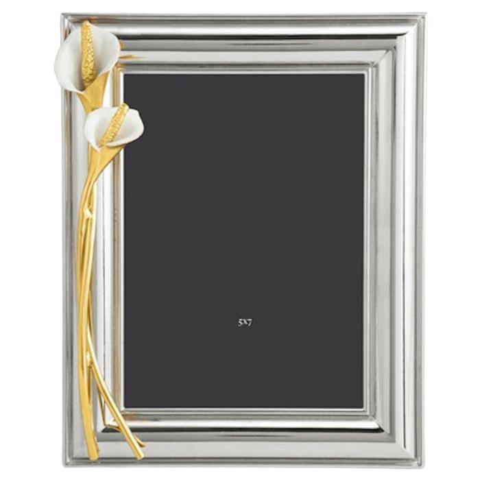 Fotorahmen aus Silber und Metall mit Dekorationen aus Goldmetall und weißer Emaille. im Angebot