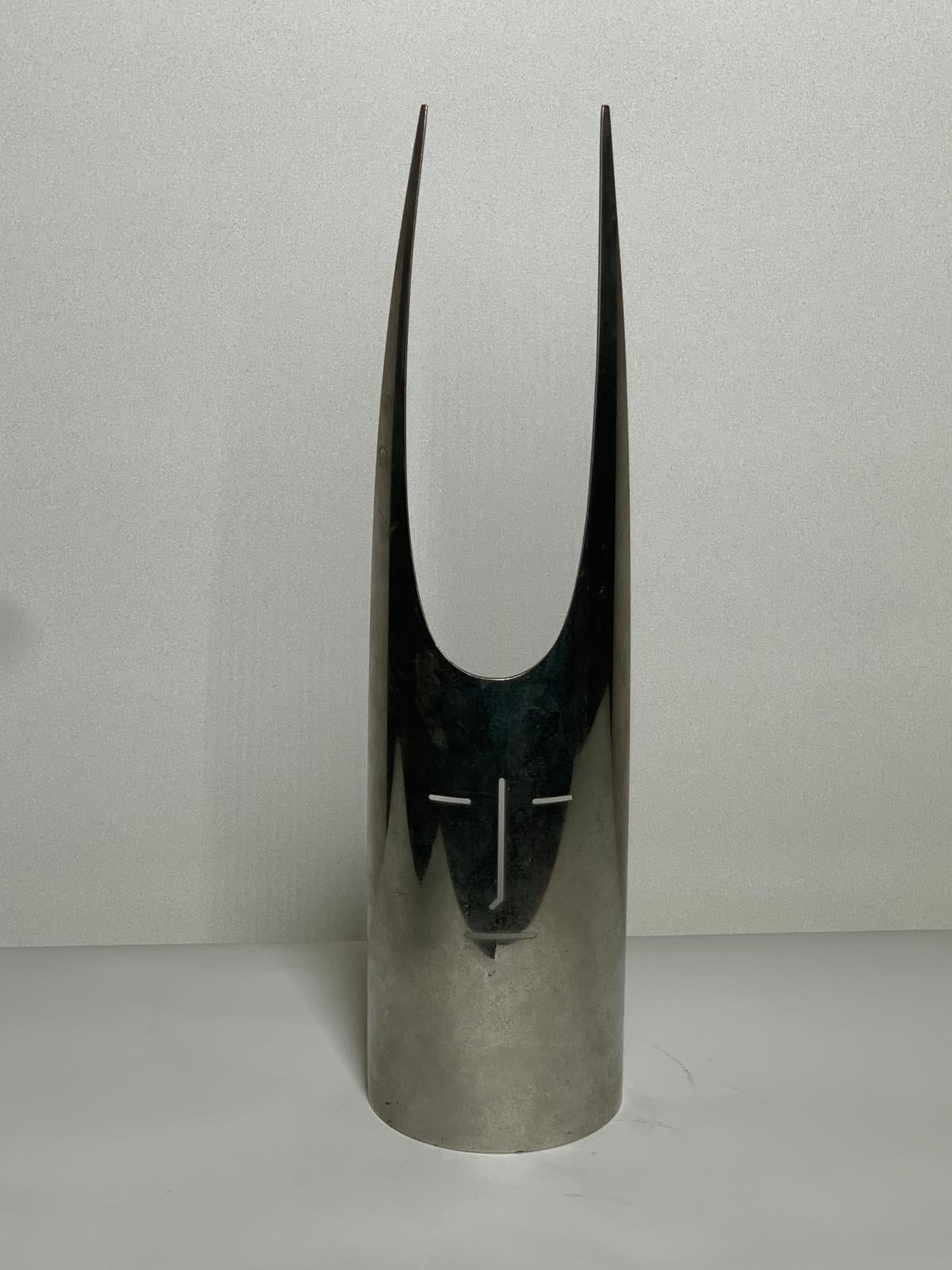 Sculpture in perforated plate and silver metal.
Sabattini production. Signature under the base.

Biography
Architect, designer and artist, Gio Ponti (Milan 1891-1979) graduated in Milan in 1921 and initially associated with Emilio Lancia and Mino