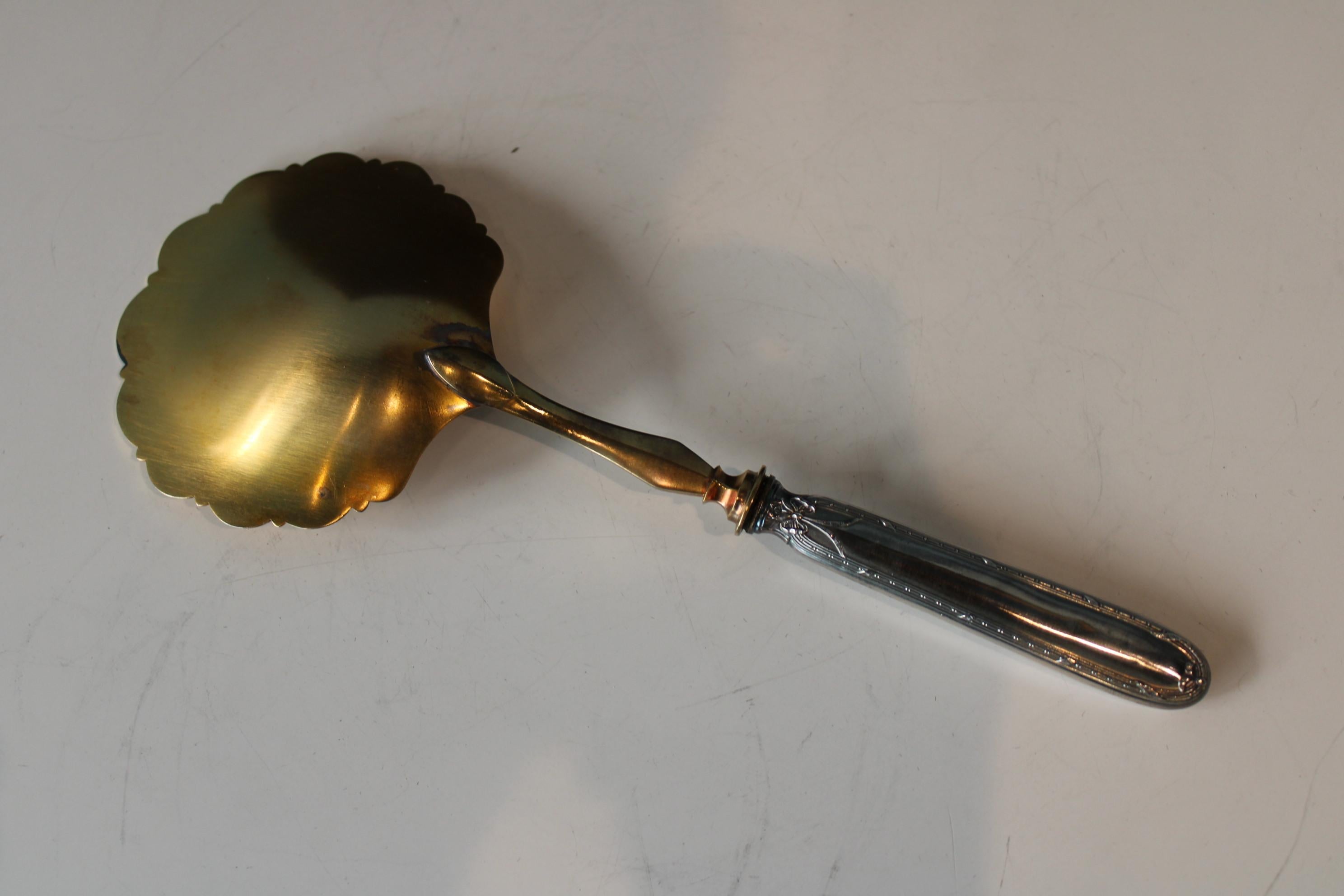 Silver metal serving scoop in its box For Sale 4