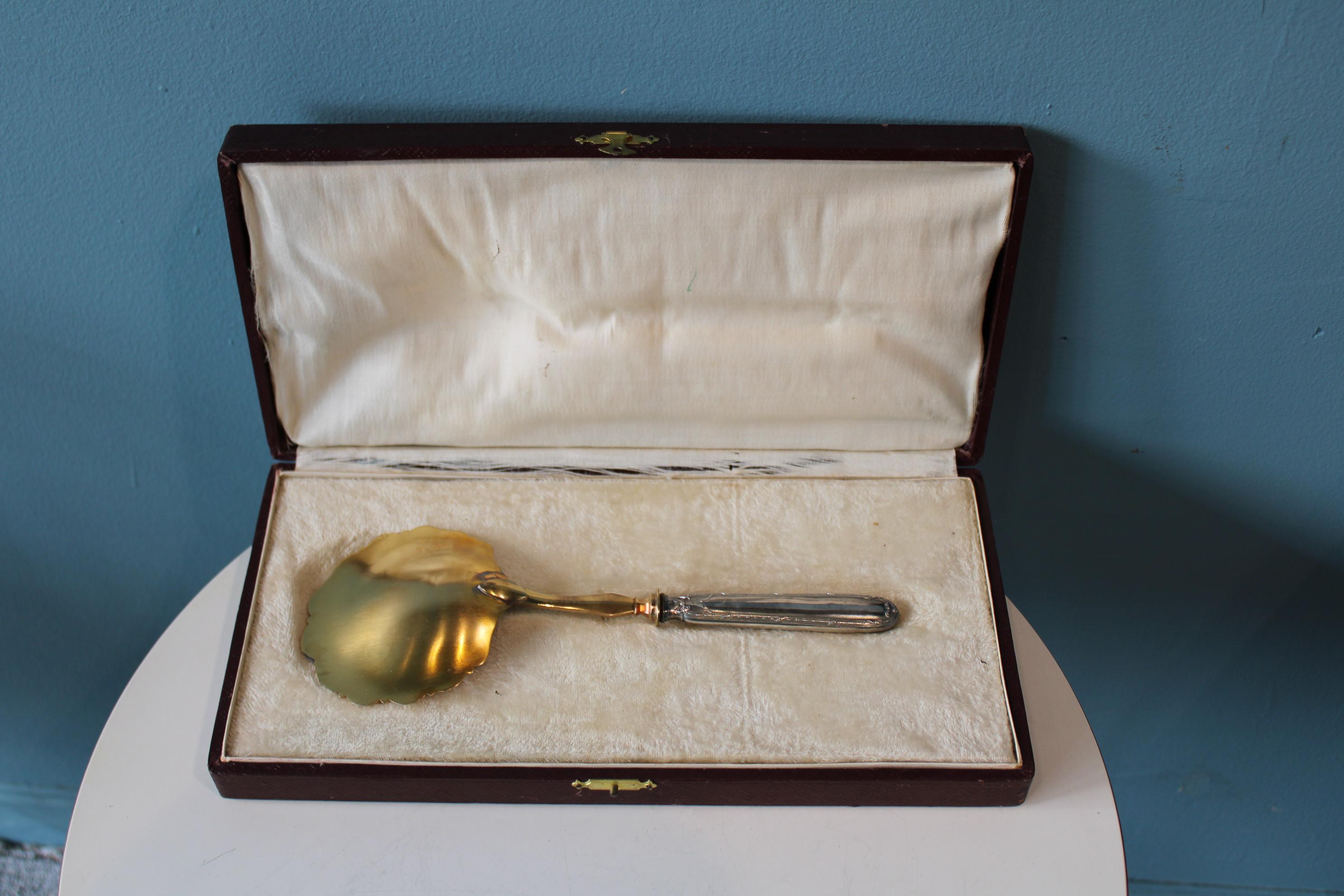 Silver metal serving scoop in its box For Sale 5