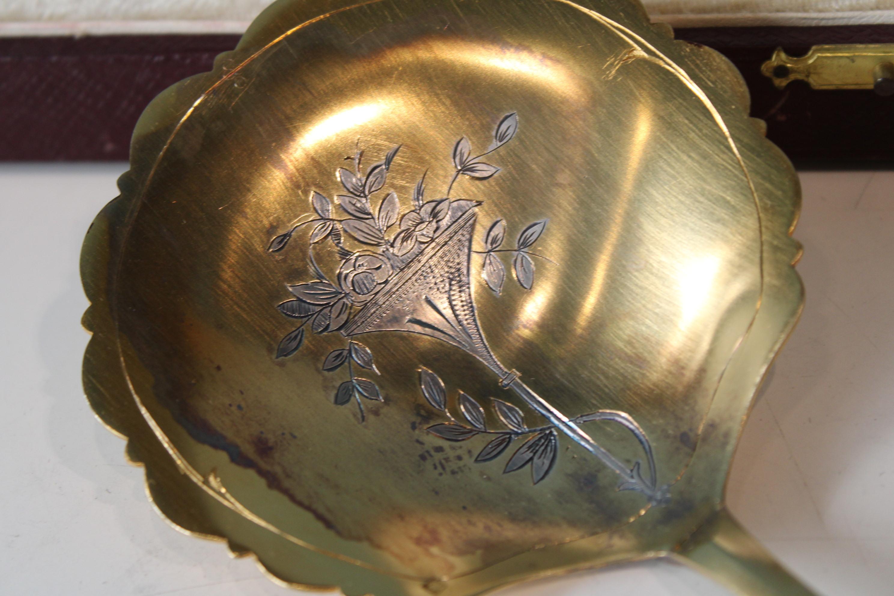 Silver metal serving scoop in its box In Good Condition For Sale In Paris, FR