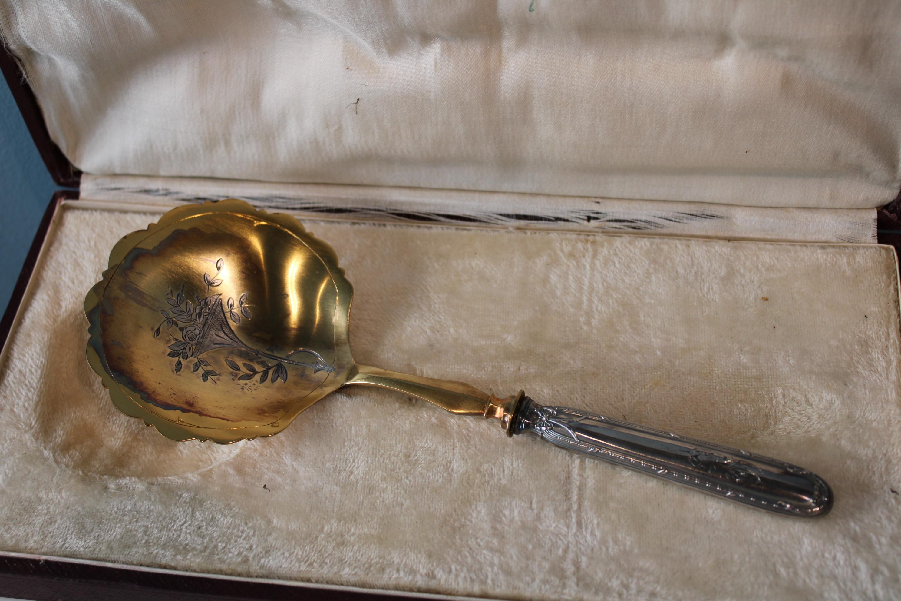 Silver metal serving scoop in its box For Sale