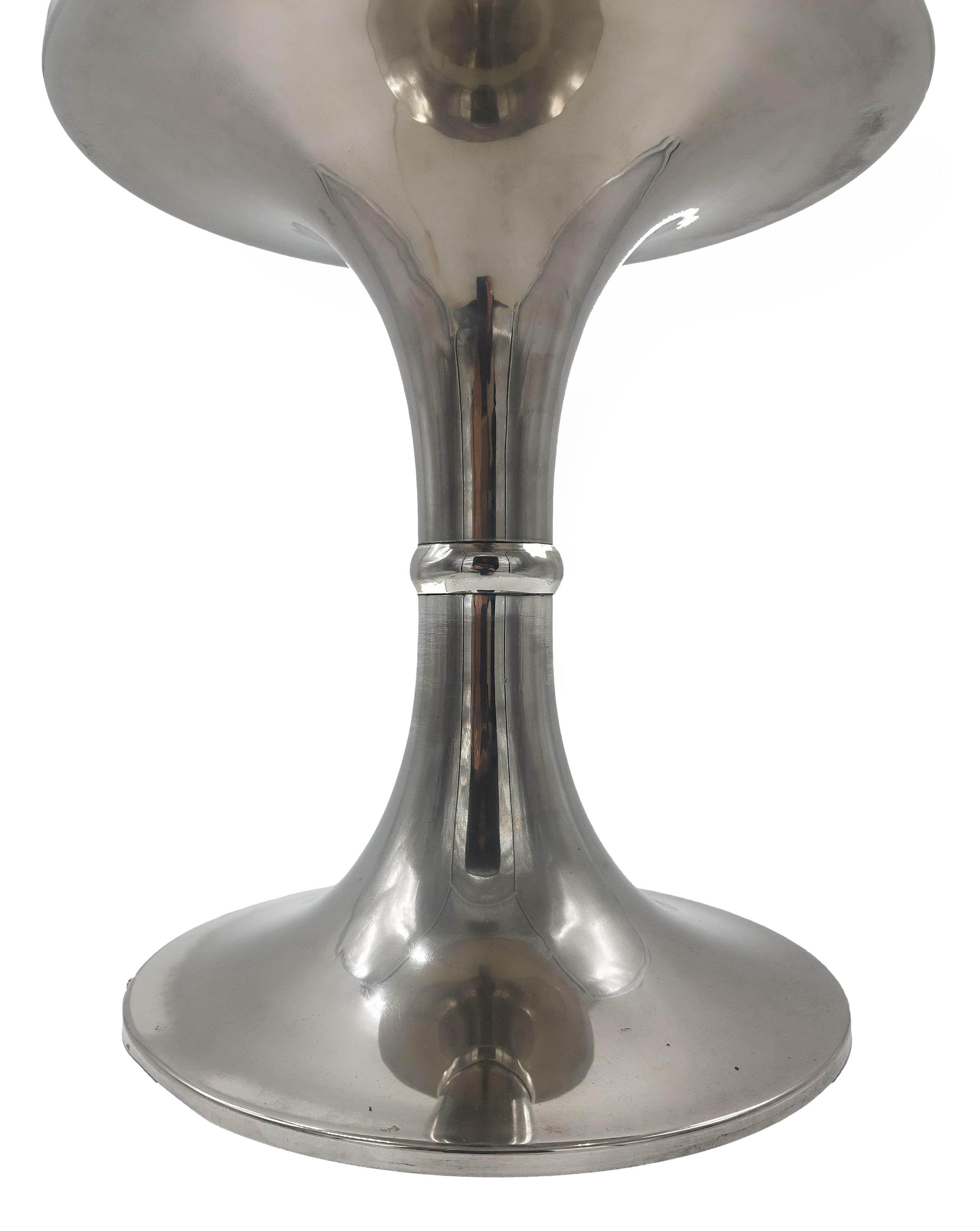 Magnifique lampe de table italienne des années 1970, base en sablier en métal argenté et abat-jour original en plexiglas ivoire avec profils en métal argenté.