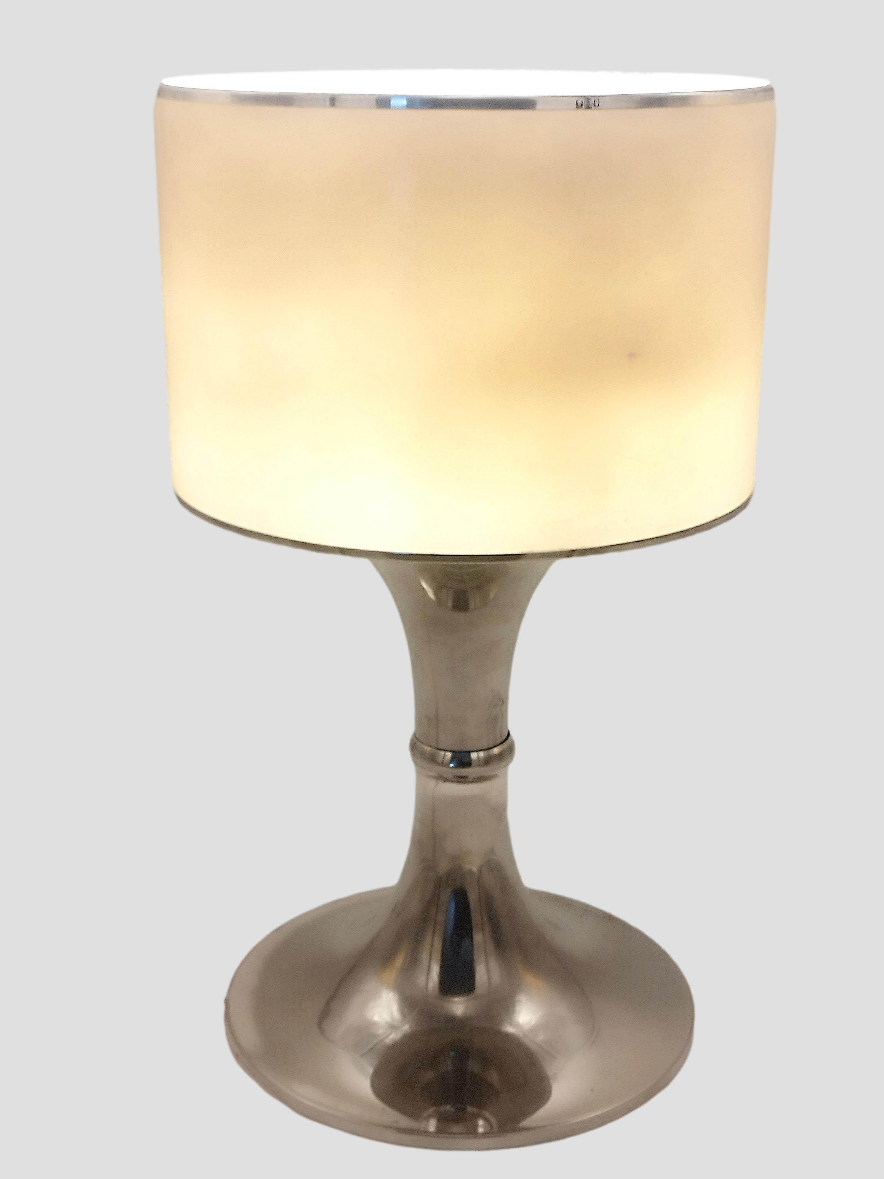 italien Lampe de bureau en métal argenté avec abat-jour en perspex blanc, Italie 1970 en vente