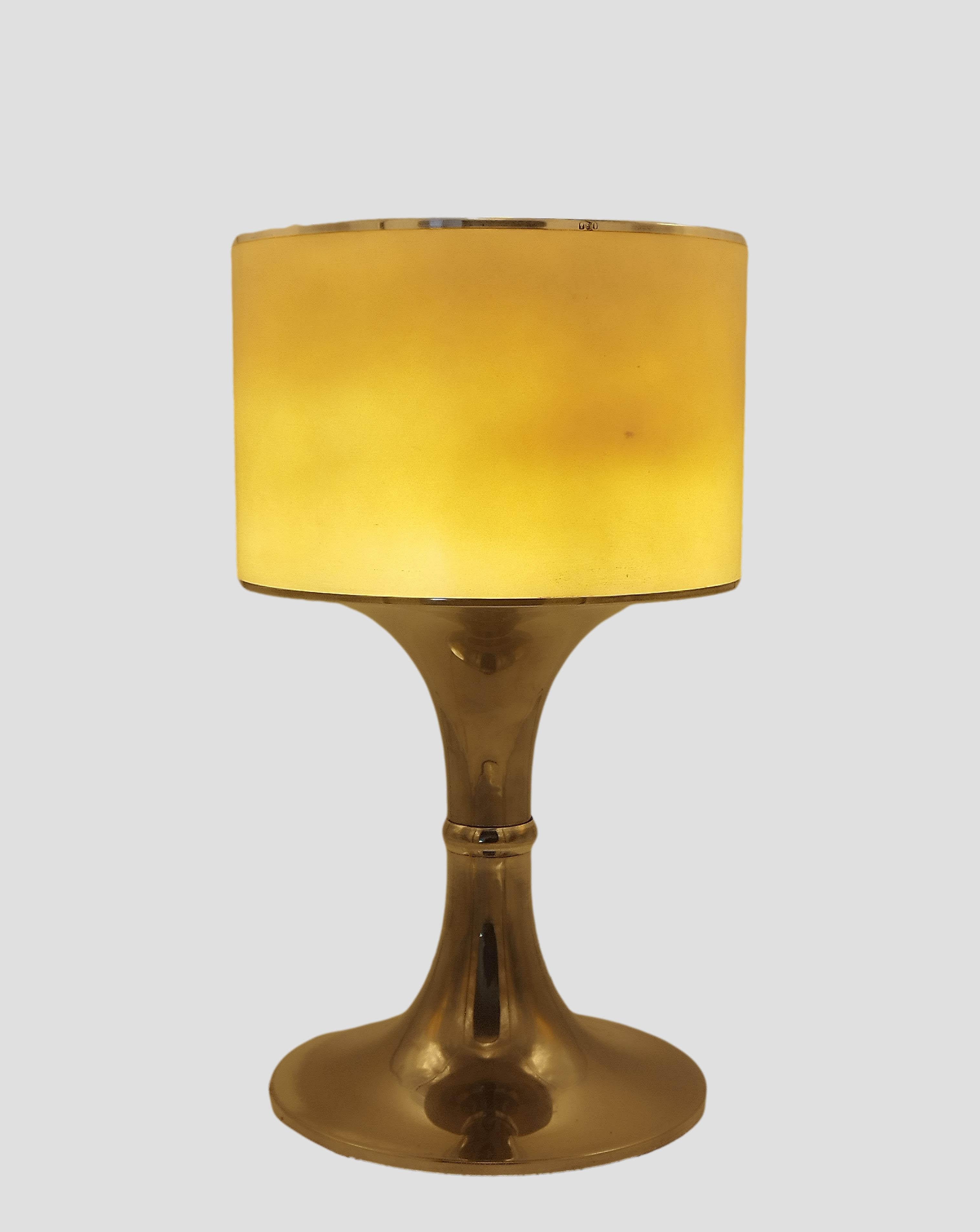 Silver Metal Table Lamp with White Perspex Shade, Italy 1970s In Good Condition For Sale In Naples, IT