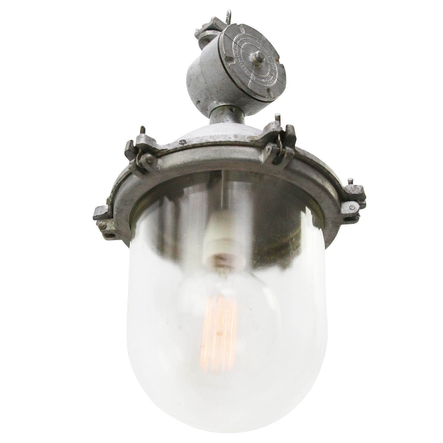 Lampada a sospensione industriale. Alluminio fuso grigio argento.
Vetro trasparente.

Peso: 7,70 kg / 17 lb

Prezzo per singolo articolo. Tutte le lampade sono state rese idonee dagli standard internazionali per le lampadine a incandescenza, a
