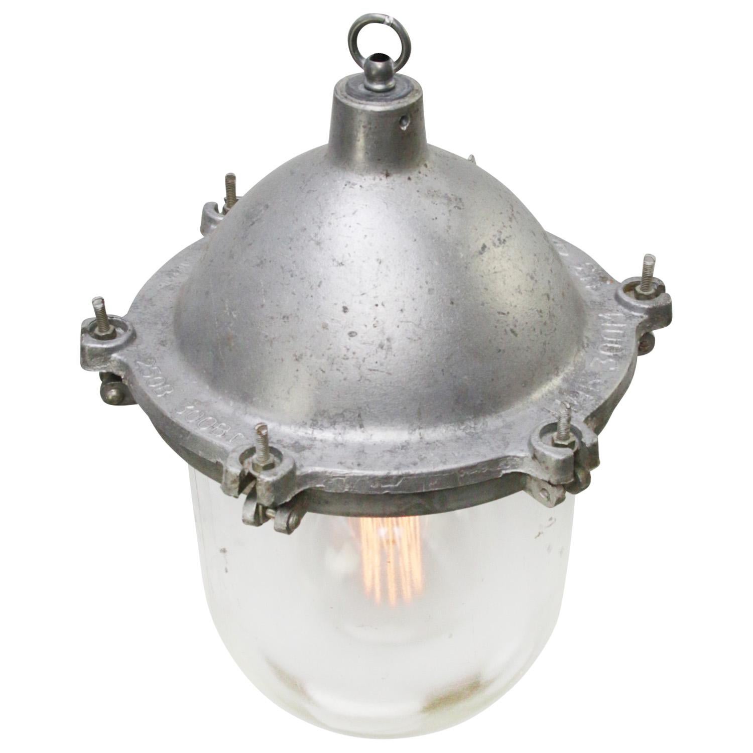 Lampada a sospensione industriale. Alluminio fuso grigio argento.
Vetro trasparente.

Peso: 6,80 kg / 15 lb

Prezzo per singolo articolo. Tutte le lampade sono state rese idonee dagli standard internazionali per le lampadine a incandescenza, a