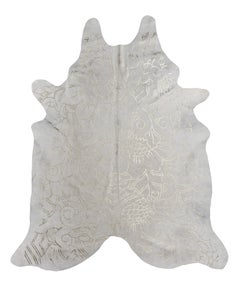 Alfombra metálica plateada de piel de vaca crema con estampado boho batik, mediana