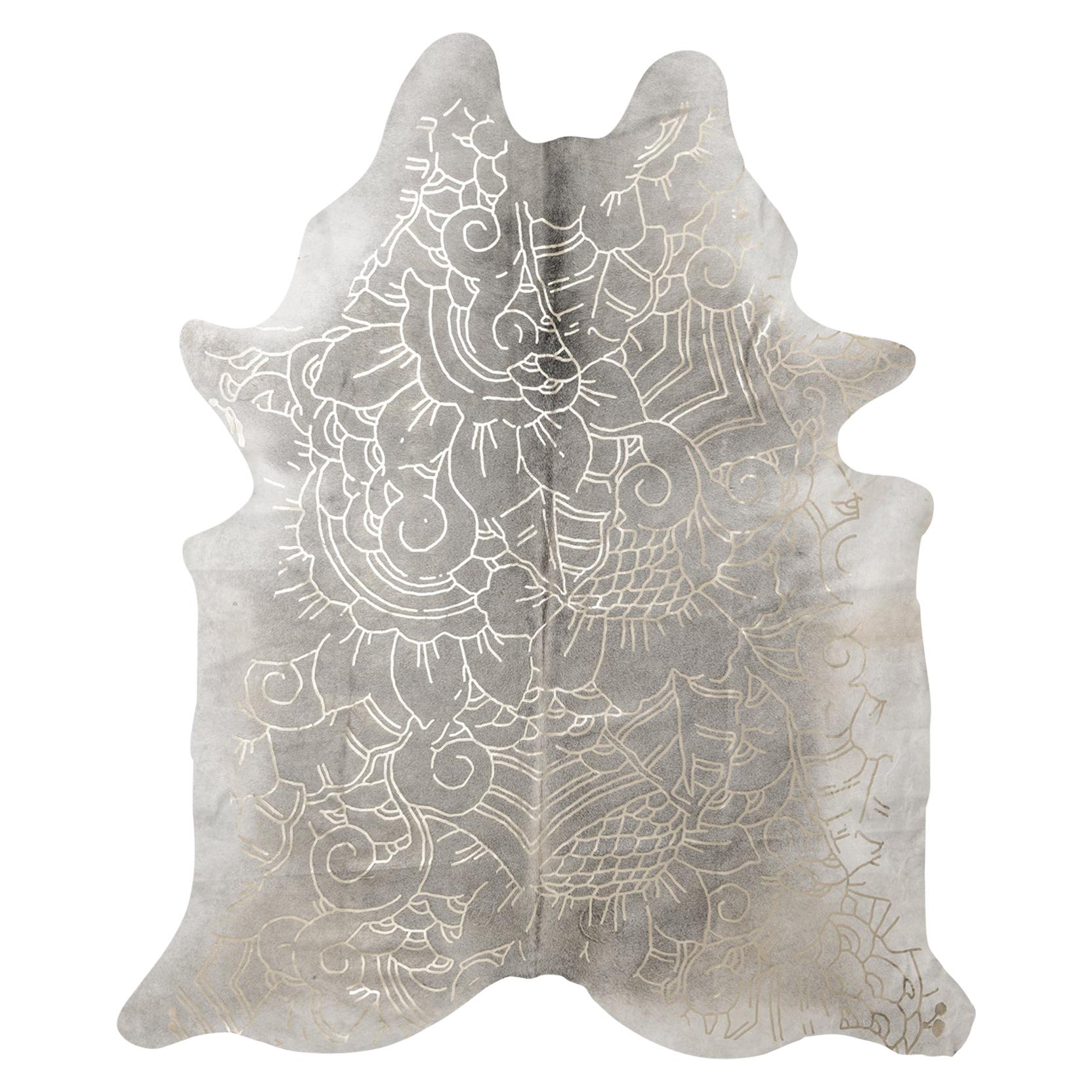 Alfombra de cuero de vaca gris con estampado Boho Batik metalizado plateado, grande