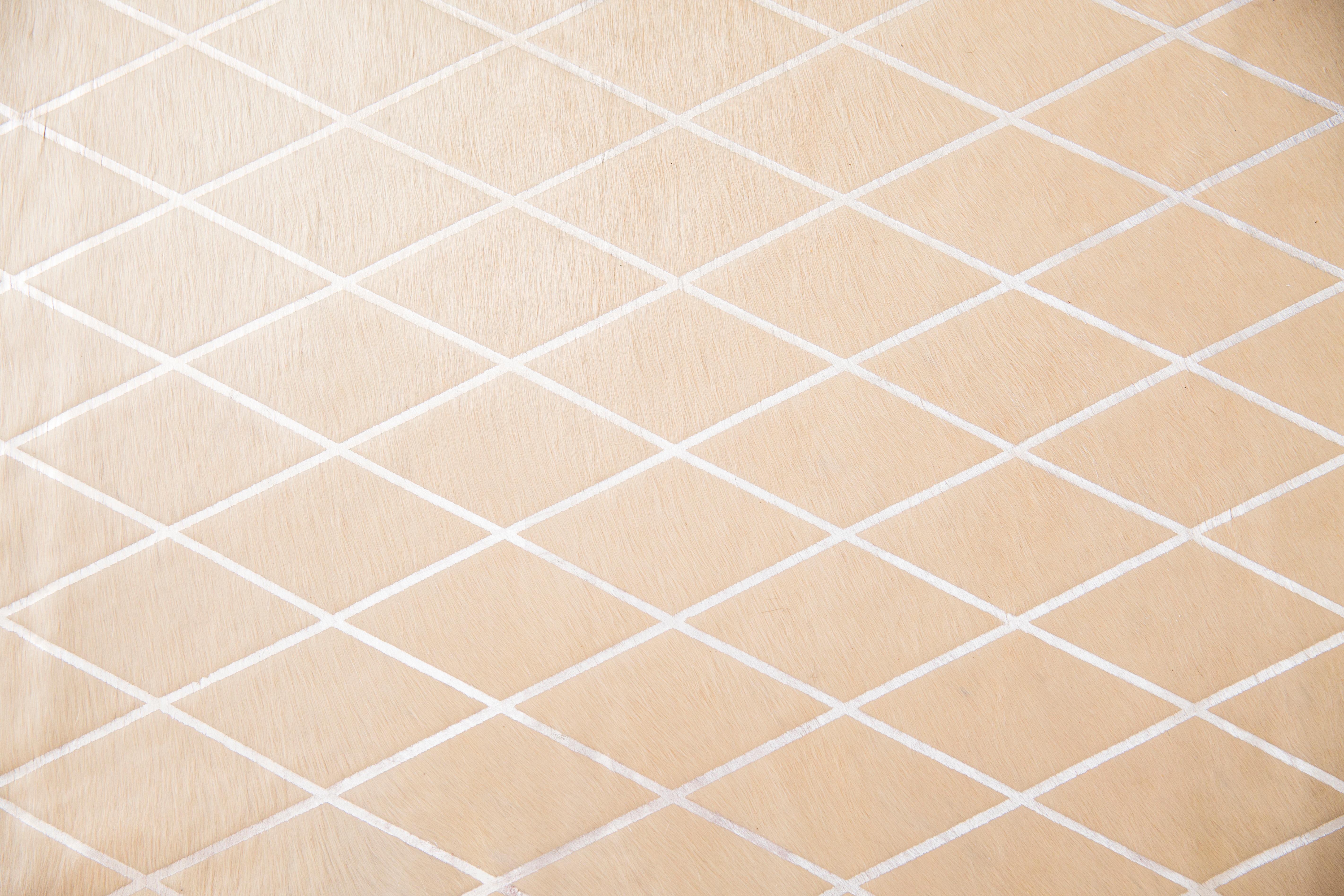 Tapis en cuir de vache crème à motif de diamant métallique argenté:: grand modèle en vente 2