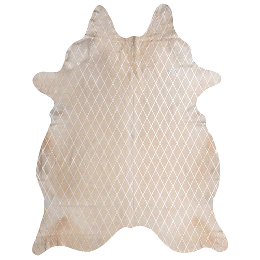 Alfombra grande de piel de vaca color crema con diseño de diamantes metalizados plateados