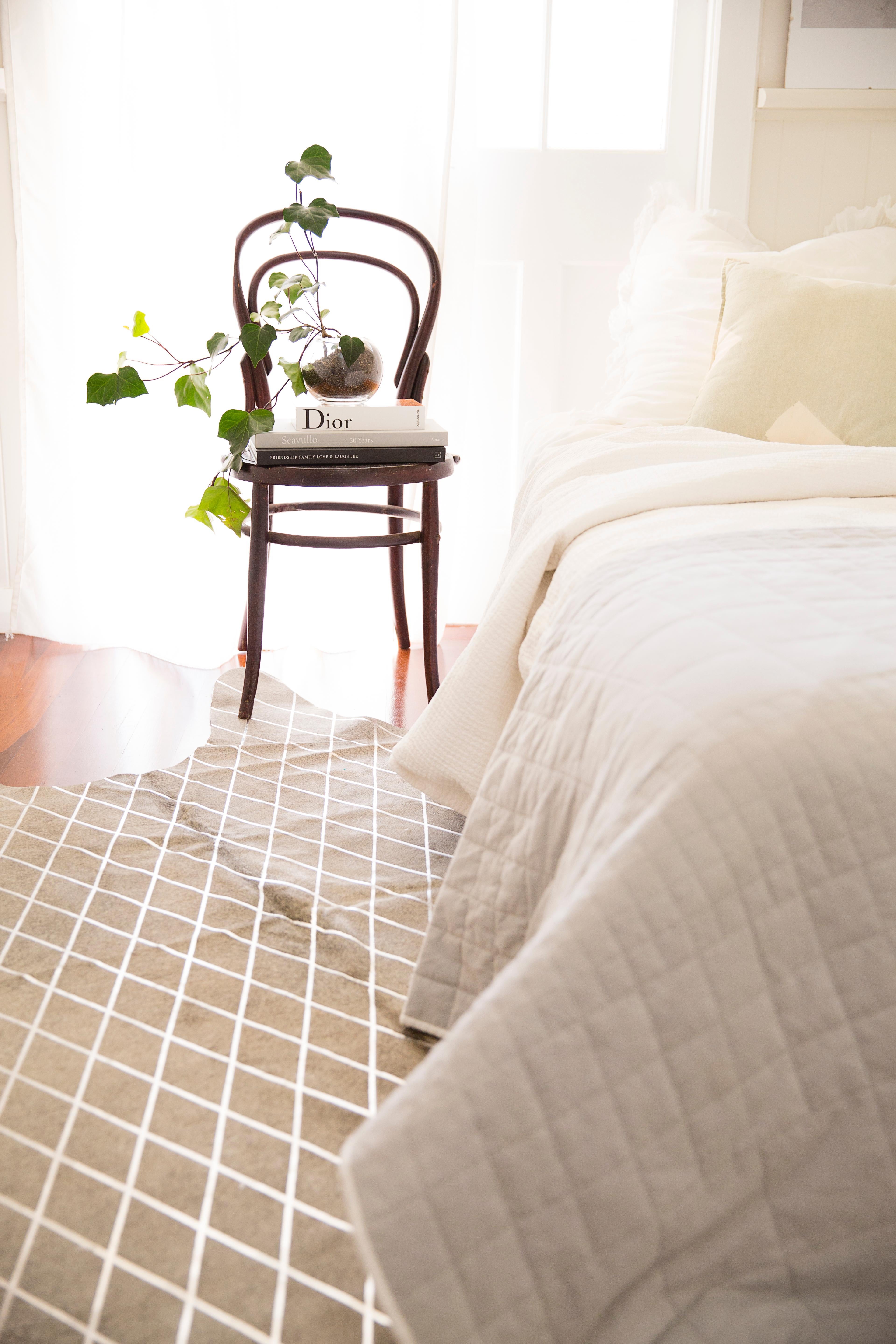 Tapis en cuir de vache gris à motifs de diamants argentés:: grand modèle en vente 4