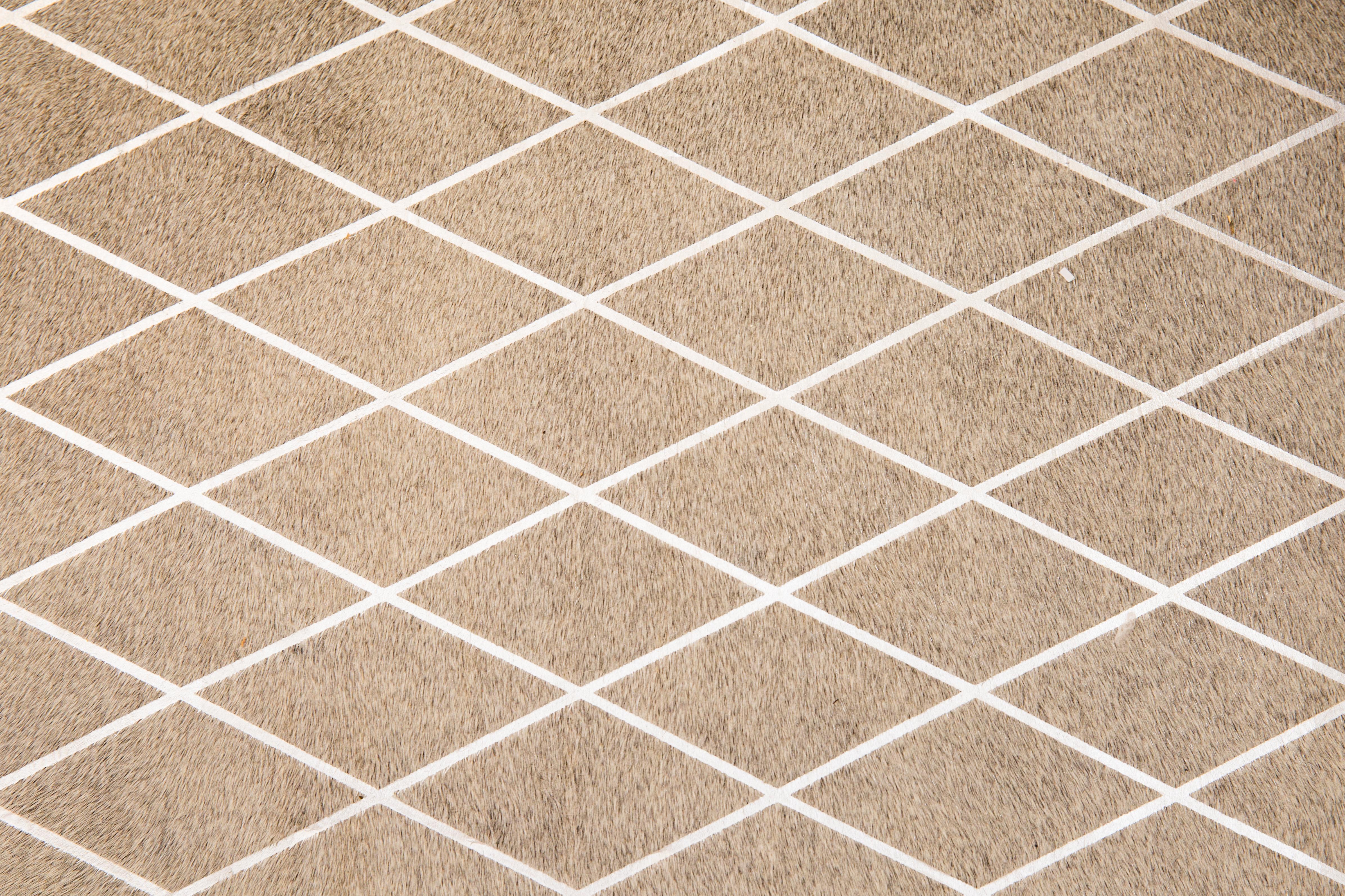 Tapis en cuir de vache gris à motifs de diamants argentés:: grand modèle en vente 6