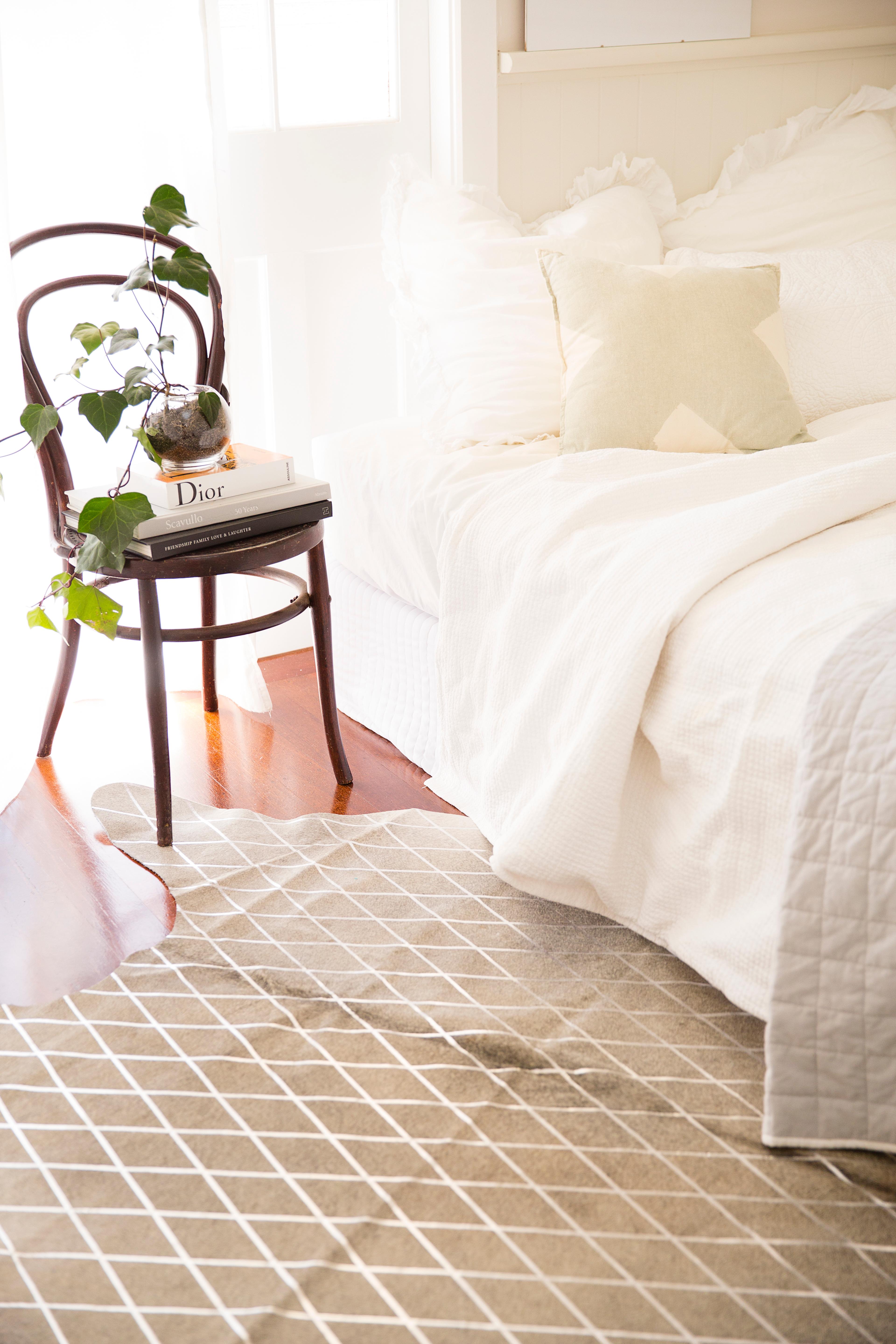 Tapis en cuir de vache gris à motifs de diamants argentés:: grand modèle en vente 9