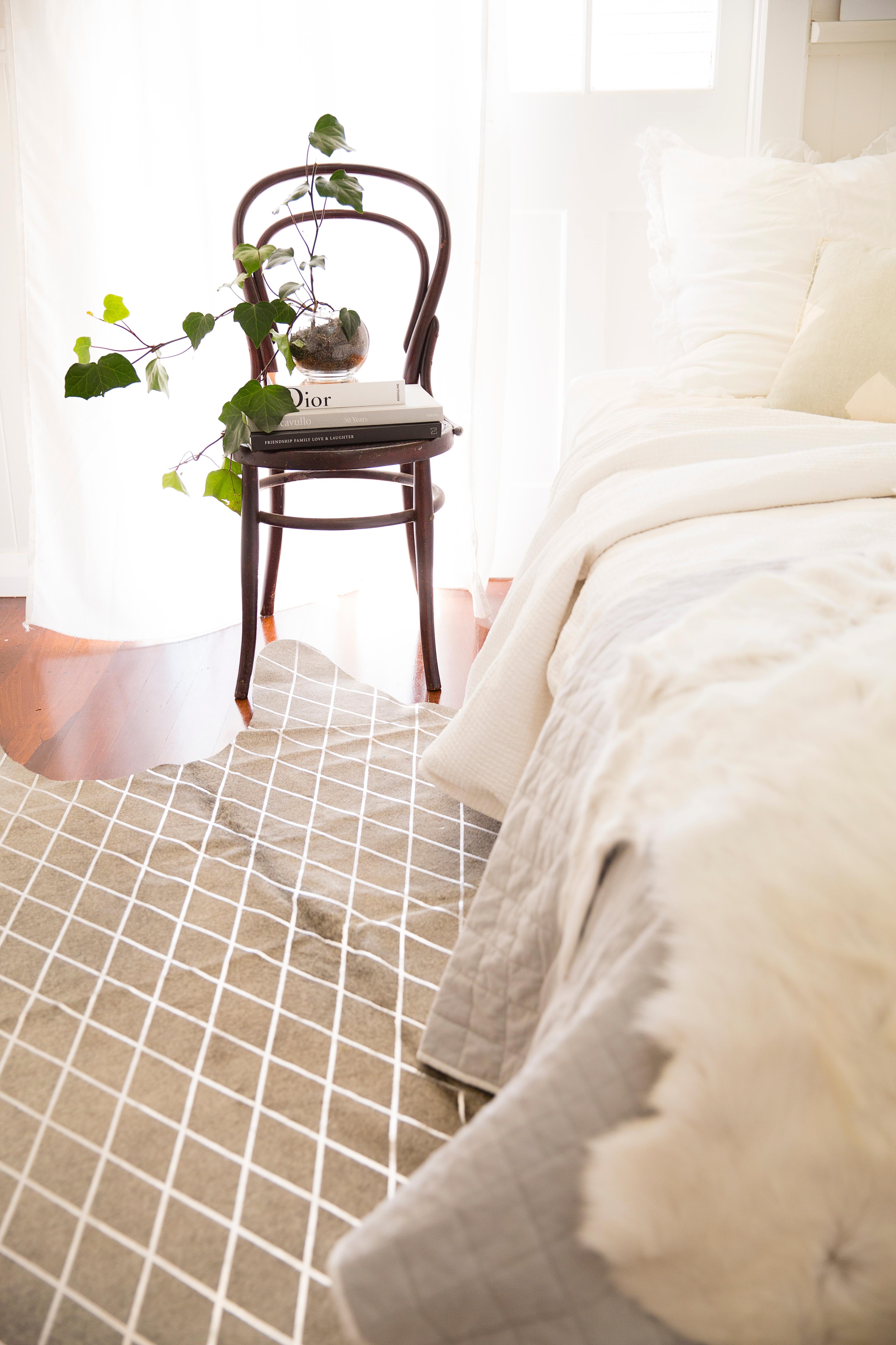 Art déco Tapis en cuir de vache gris à motifs de diamants argentés:: grand modèle en vente