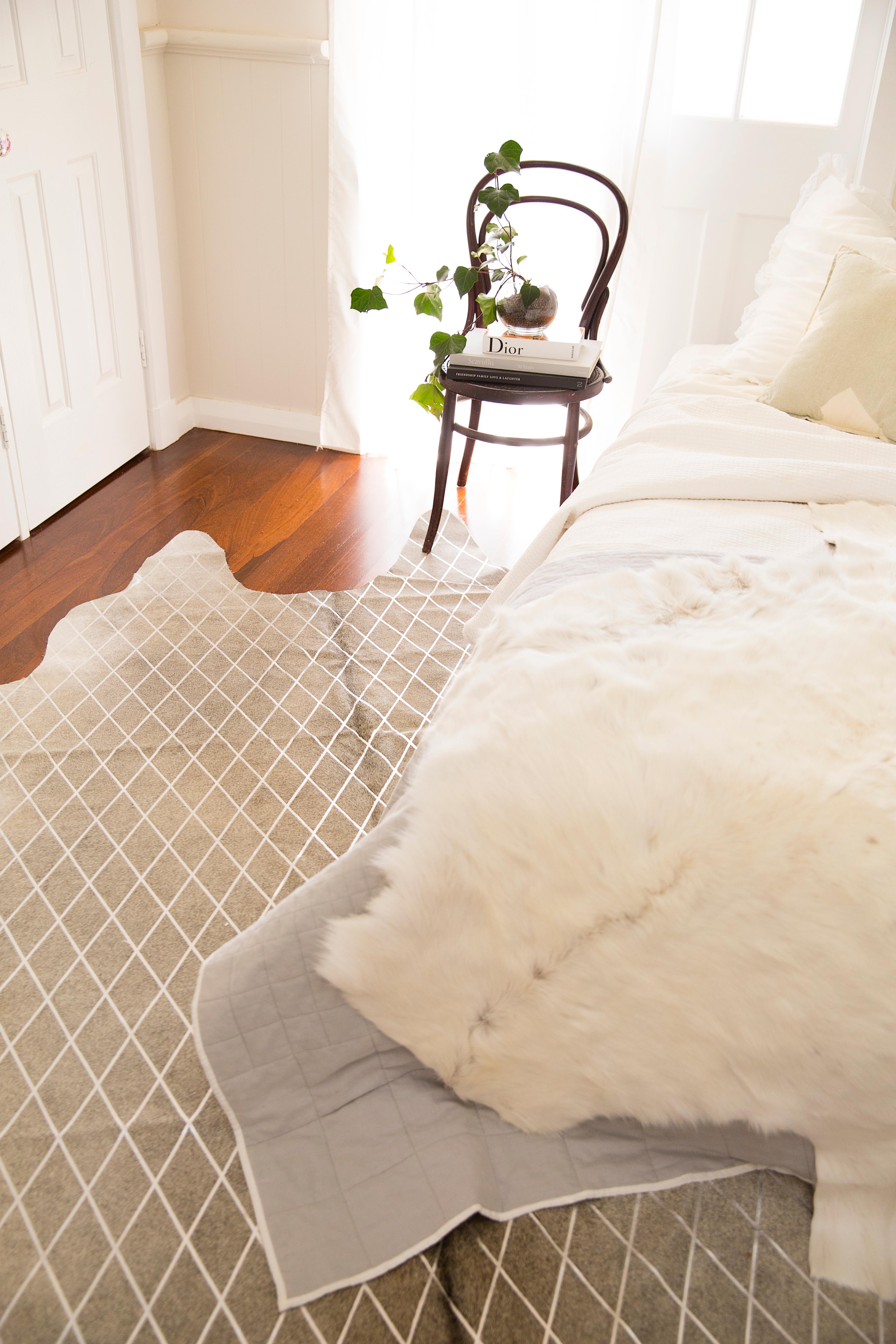 Tapis en cuir de vache gris à motifs de diamants argentés:: grand modèle en vente 1
