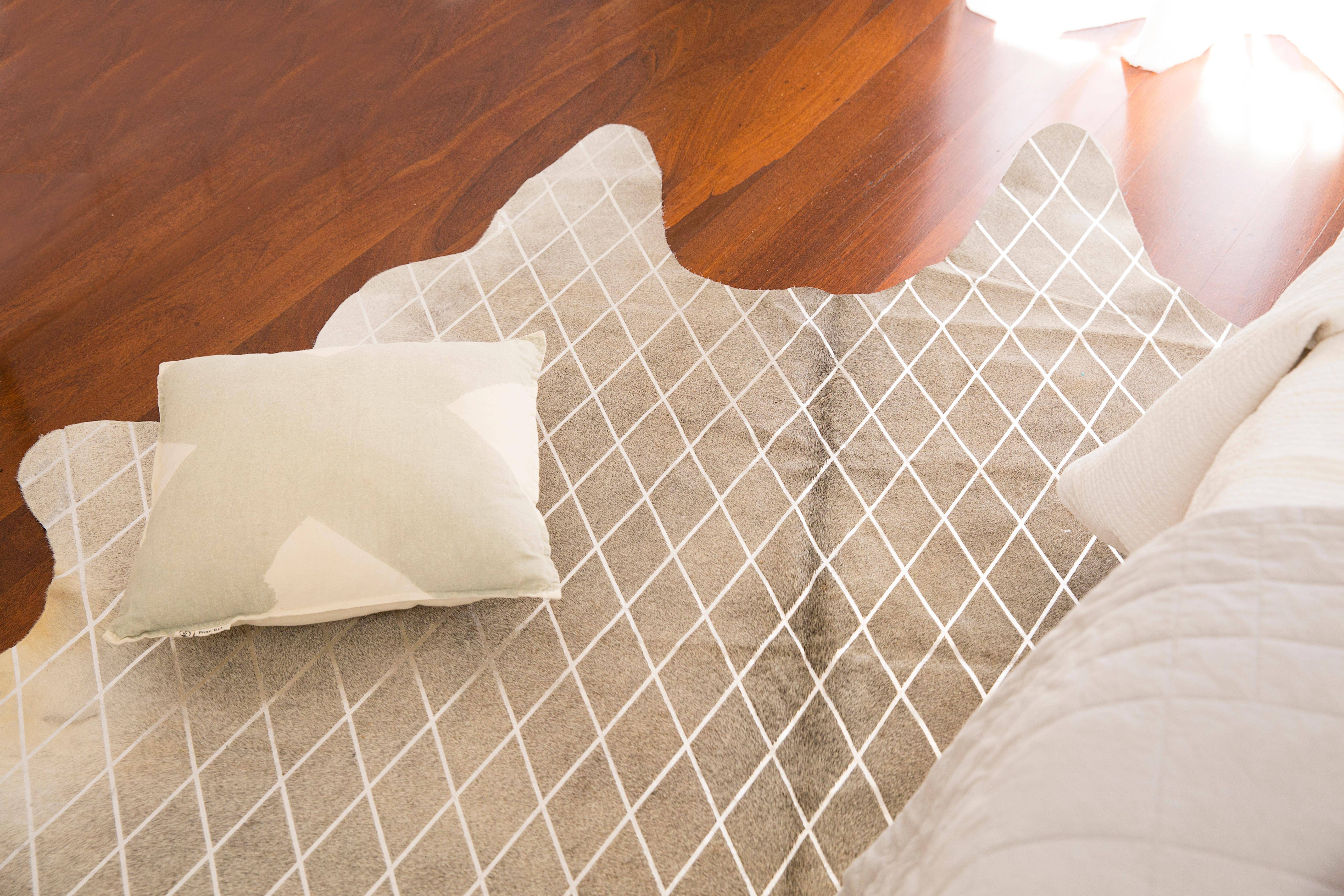 Alfombra de cuero de vaca gris con diseño de diamantes metalizados plateados-Media en venta 11