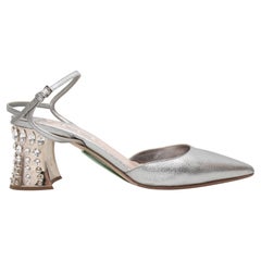 Tacchi a punta in pelle metallizzata argento di Miu Miu. Abbellimenti in cristallo