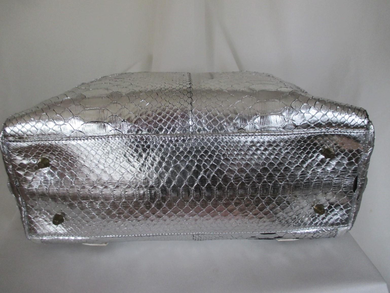 Silver Metallic Exotic skin Leather Handbag In Good Condition For Sale In Amsterdam, NL