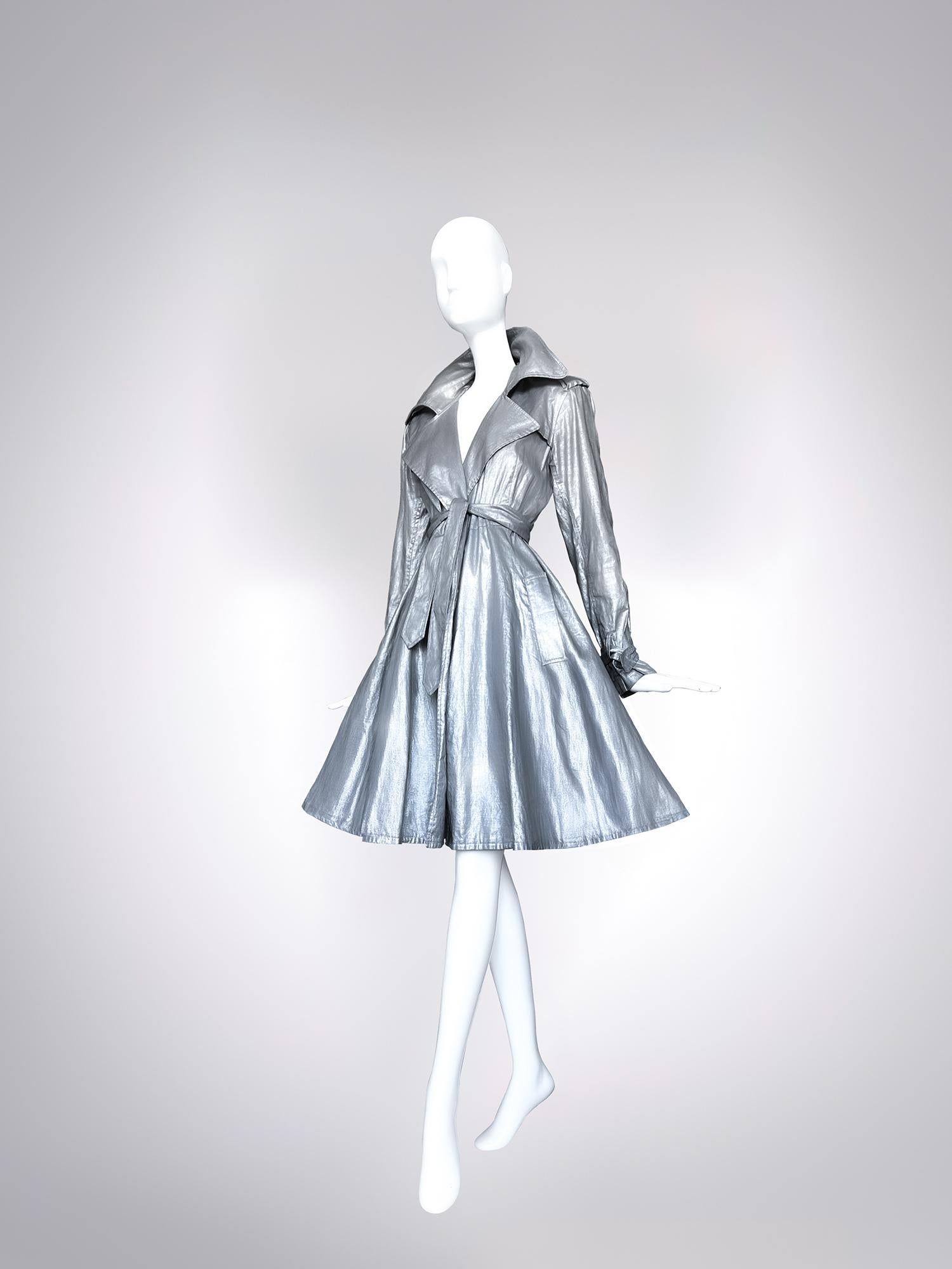 Un'icona senza tempo: il trench metallizzato argentato che definisce il glamour del futuro
Ci sono capi che sussurrano, e poi ci sono quelli che annunciano la loro presenza con un audace luccichio ad alta tensione: questo trench argento metallizzato