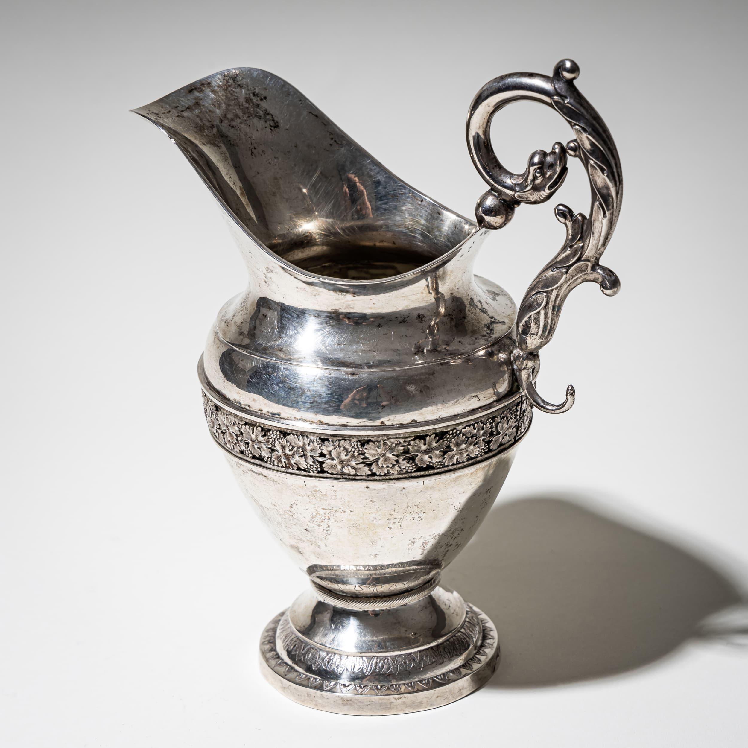 Silberne Milchkanne, Hersteller Carl Ehrenfried Giese, Greifswald, um 1830 (Biedermeier) im Angebot