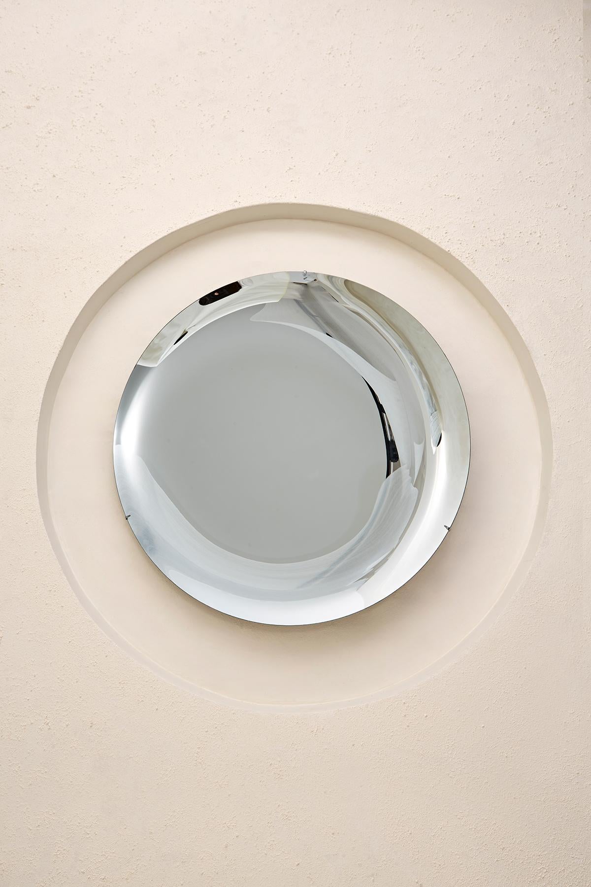 Specchio scultoreo da parete concavo in argento di Homa
Dimensioni: D. A. 97 x H. 7 cm
Materiali: Specchio concavo in argento. 

HOMA è un atelier di design contemporaneo con sede a Istanbul. I processi caratteristici dell'Atelier sono il vetro