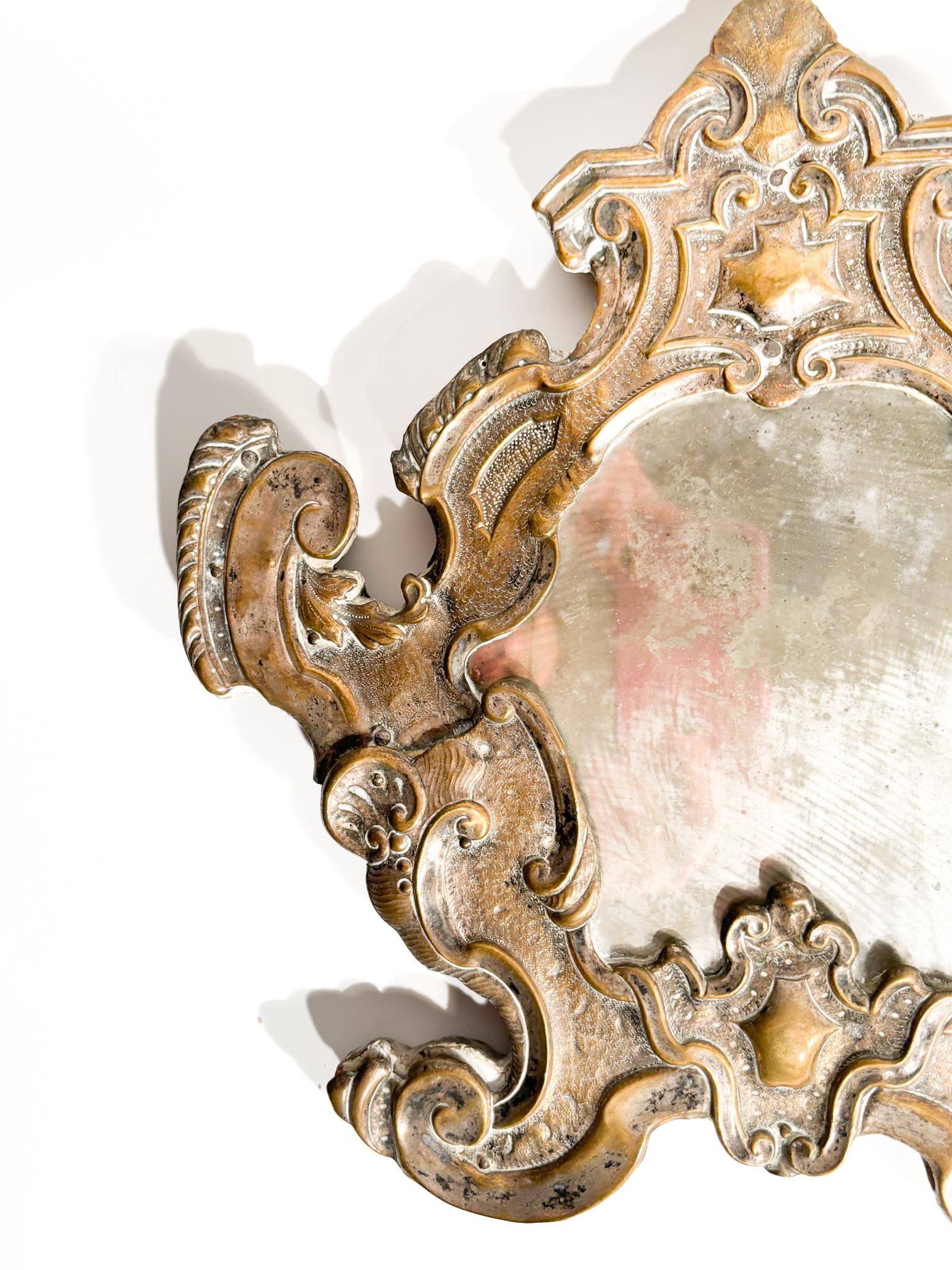 Spiegel aus Silber und Quecksilber aus dem zweiten Teil des 19. Jahrhunderts

Ø cm 32 h cm 31,5

Quecksilberspiegel sind eine alte Art von Spiegeln, bei denen eine dünne Quecksilberschicht eine reflektierende Oberfläche
