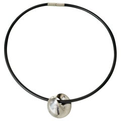 Anillo para el cuello "Möbius" de plata de Torun Bülow-Hübe, Georg Jensen