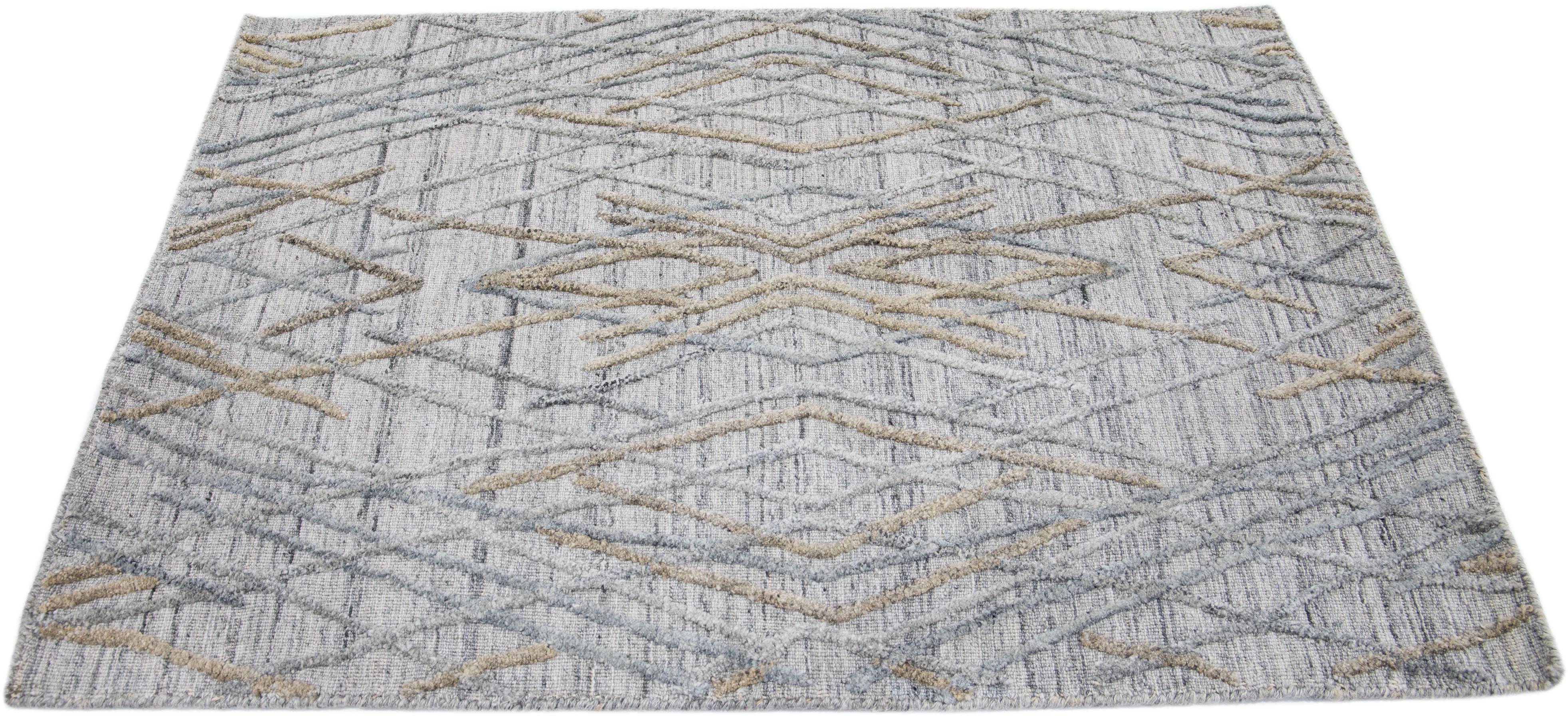 Apadana's Modern Abstract Wollteppich nach Maß. Kundenspezifische Größen und Farben auf Bestellung.

MATERIAL: 55 Viskose, 25 Wolle, 20 Baumwolle.
Techniken: Handgewebt.
Stil: Modern.
Vorlaufzeit: Ca. 15-16 Wochen verfügbar.
Farben: Wie abgebildet,