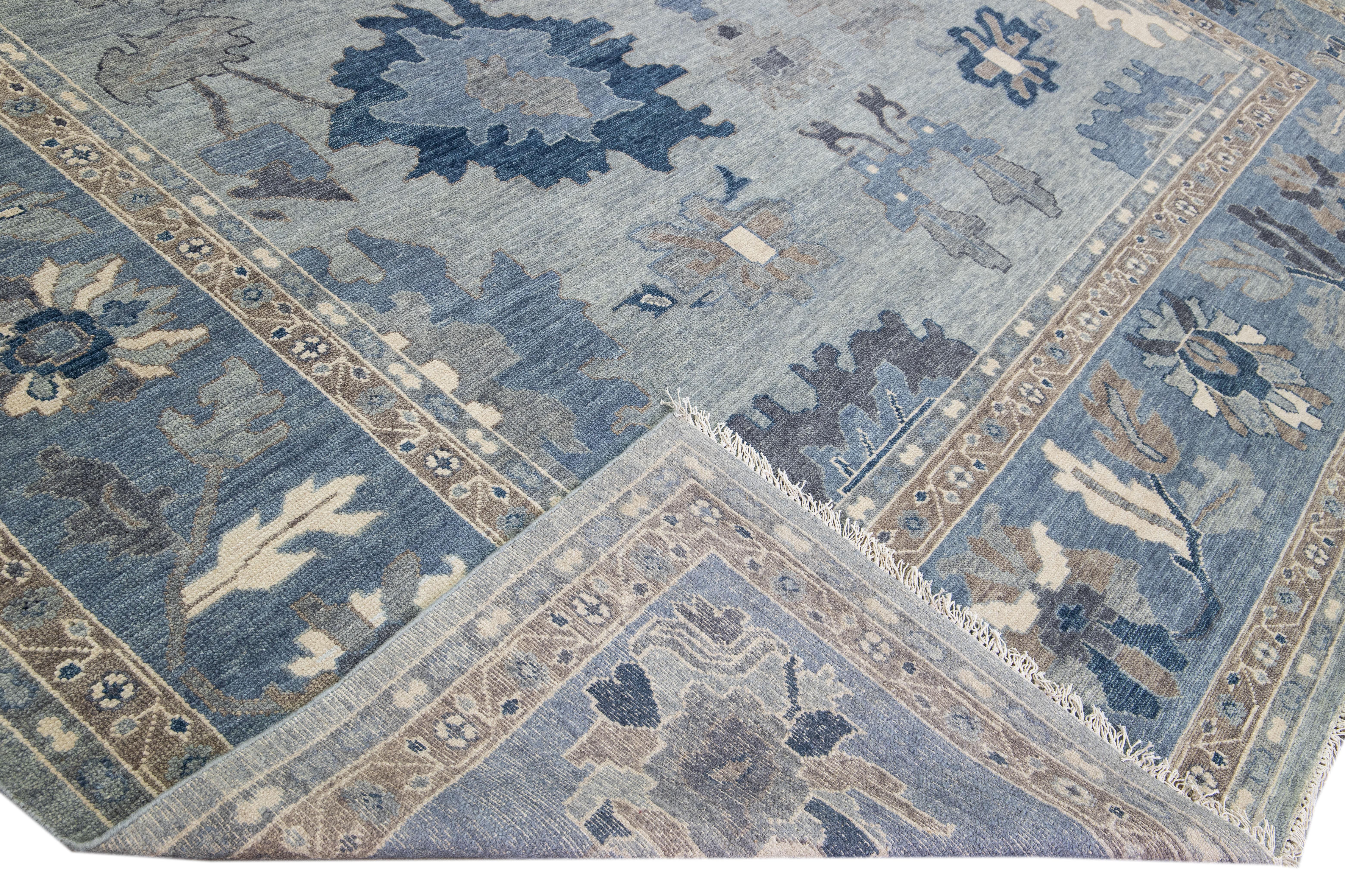 Bellissimo tappeto quadrato moderno in lana Oushak annodato a mano con campo argentato. Questo tappeto Oushak ha una cornice blu con accenti beige e marrone su uno splendido disegno floreale.

Questo tappeto misura 13' x 15'.

I nostri tappeti