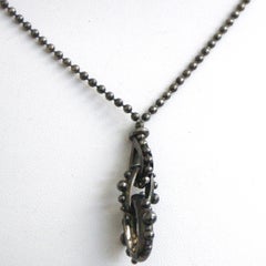 Moderner Anhänger aus Silber mit Kette