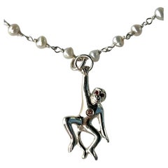 Collana con scimmietta d'argento, perla, occhi di rubino e pancia con diamante – J Dauphin