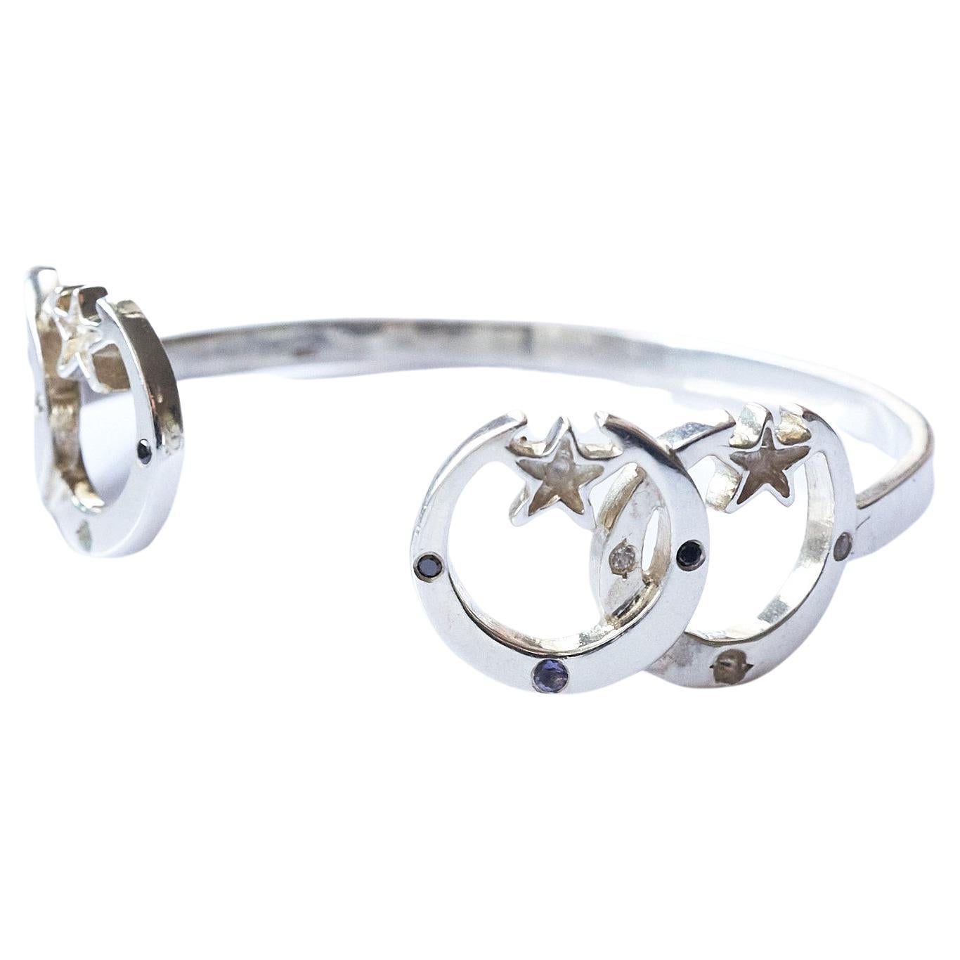 Bracciale con diamanti bianchi, diamanti neri, tanzaniti e rubini a forma di mezzaluna e stella in argento massiccio

Progettista: J Dauphin

Descrizione
Un tesoro cosmico e di ispirazione vittoriana di J DAUPHIN, questo bracciale con luna crescente